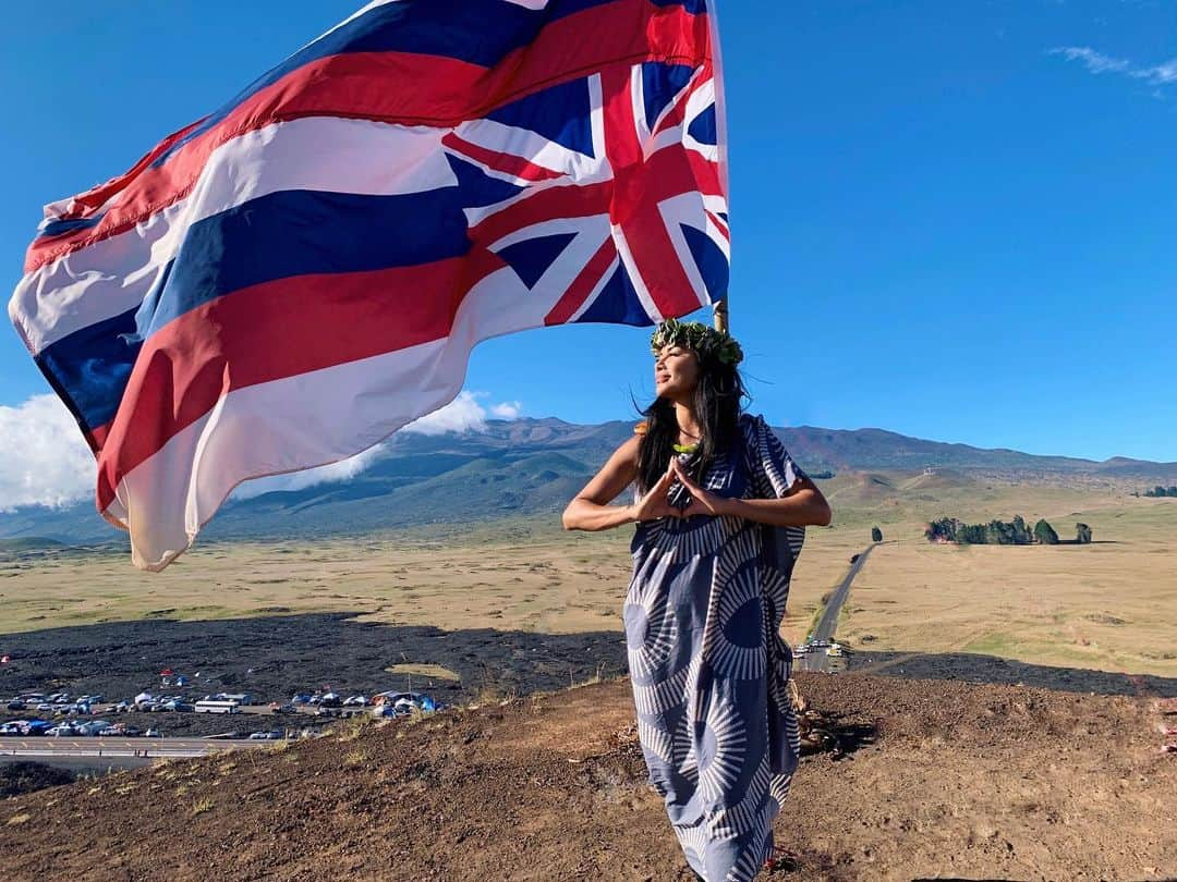 ニコール・シャージンガーさんのインスタグラム写真 - (ニコール・シャージンガーInstagram)「We are the protectors, we are the guardians of Mother Nature 🙏🏽🌏 #throwbackthursday #earthday #maunakea #kukiaimauna」4月24日 2時51分 - nicolescherzinger