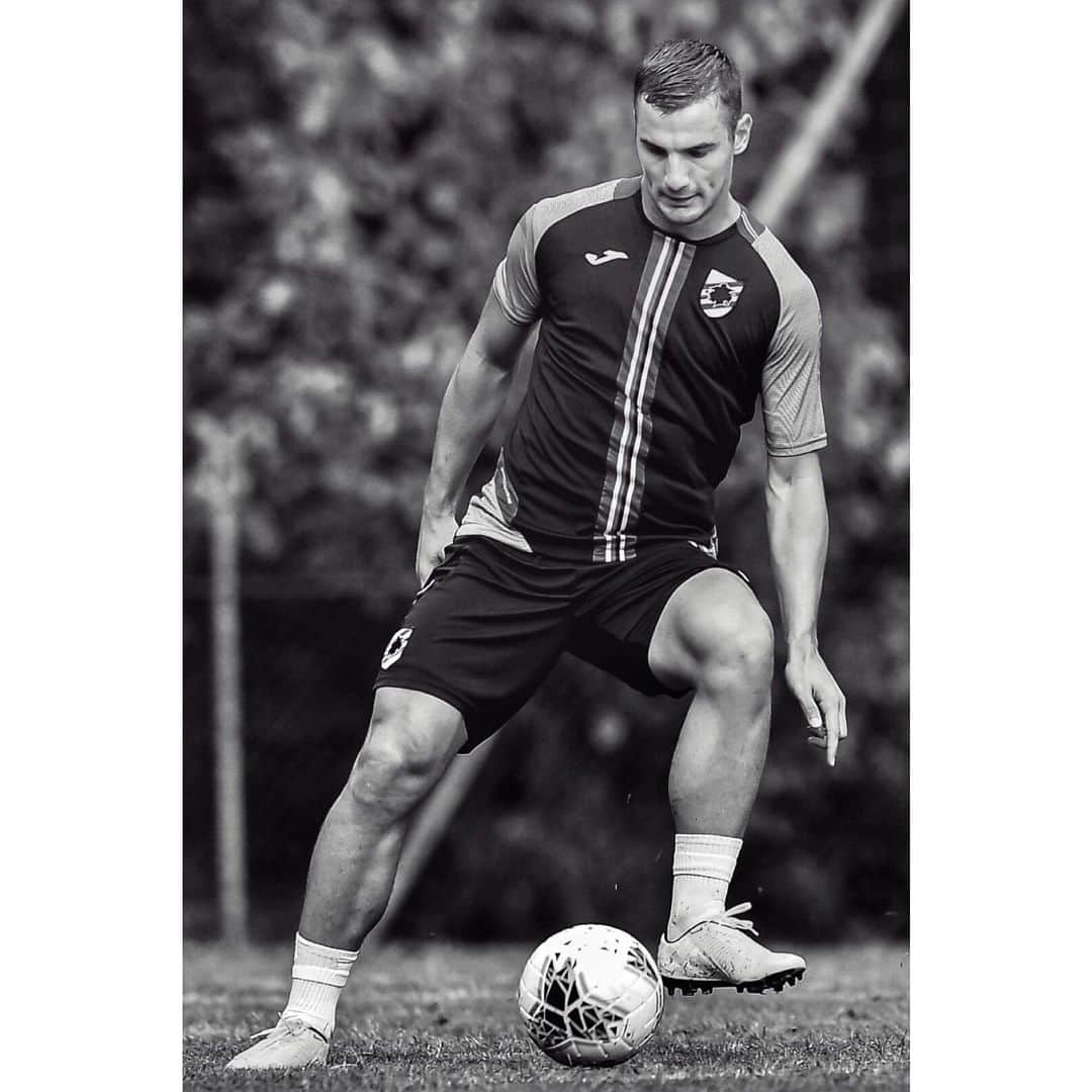 フェデリコ・ボナッツォーリのインスタグラム：「🦍->👀-> ⚽️」