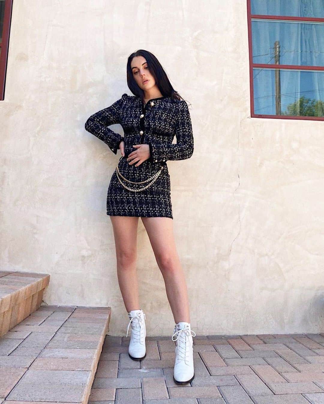 アデレード・ケインのインスタグラム：「Backyard catwalk @fashionnova fashionnovapartner」