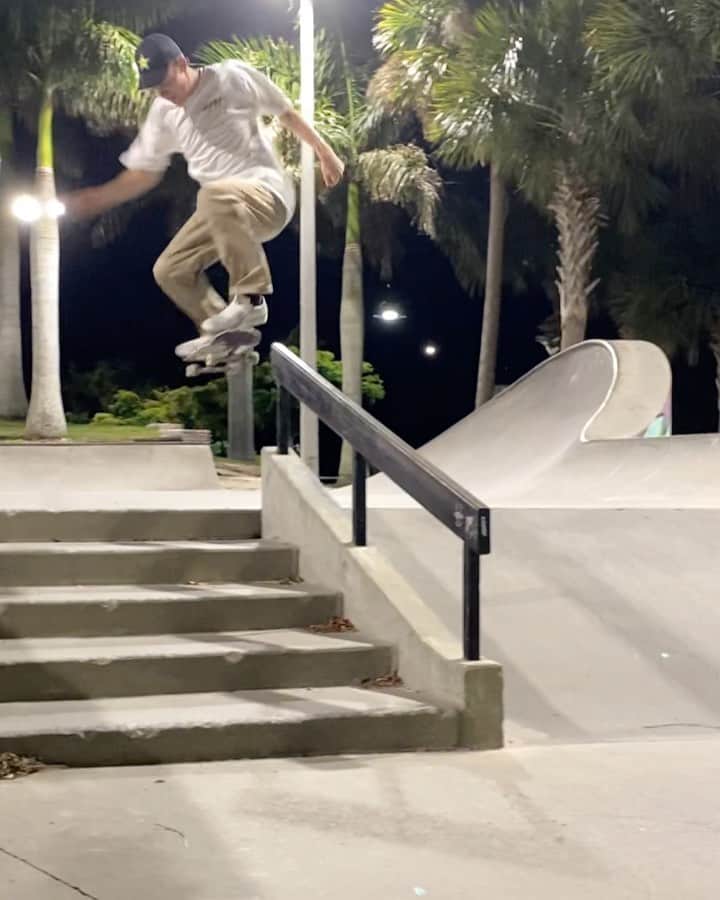 ジェイク・イラーディのインスタグラム：「Cab back tail 🌀📲 @ohalrightbet」