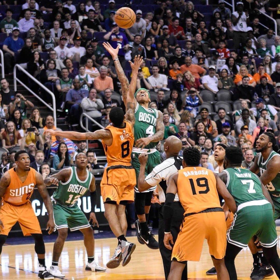 アイザイア・トーマスのインスタグラム：「#TBT The greatest (shortest) jump ball in NBA history lol」