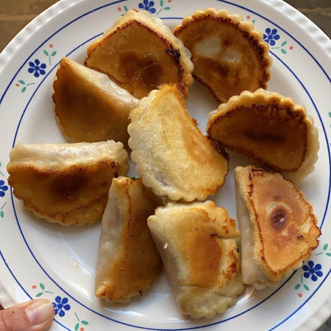 レイチェル・クーさんのインスタグラム写真 - (レイチェル・クーInstagram)「C R I S P Y ☀️ golden ravioli dumplings. I’ve been revisiting some of my old recipes (with 6 cookbooks/over 600 recipes I’ve forgotten a few or maybe that’s old age 😅). These dumplings are loosely based on ravioli I ate in Nice which are filled with leftover provençal stew. Instead of boiling them I cook them the way my old local Chinese dumpling place in Paris did (fry and steam to get a crispy base but a chewy skin). 🥟 The dumplings at my old local were cheap as chips and it was always fun to watch the dumpling making action in the kitchen. The filling can be made with whatever you happen to have in the fridge: leftover stew, roast veg...odd bits of cheese finely grated mixed with some crispy bacon and random veg was what went into mine today. 🌶I douse mine liberally with soy sauce, siracha and a generous heap of fresh herbs. 🇫🇷 Recipe in My Little French Kitchen cookbook 👉 to buy the book click link in bio. . . . . . . . . . . #rachelkhoo #mylittlefrenchkitchen #rachelkhoorecipes #ravioli #dumplings #potstickers #leftovers #nice」4月24日 3時01分 - rachelkhooks