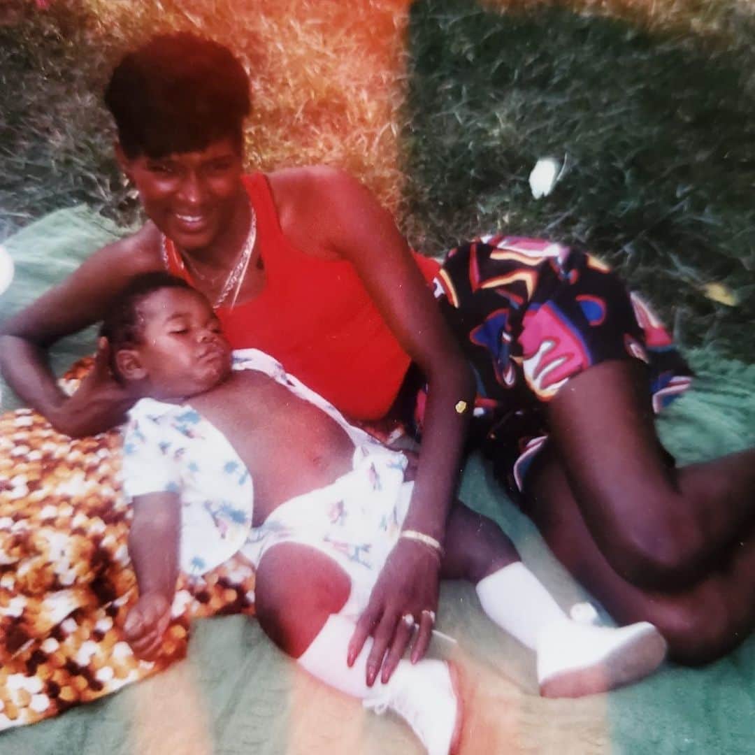 ルイス・ウィリアムスのインスタグラム：「#tbt me and moms. FAT BOY NEED A 10 pc #kneehighsandhardbottoms #momshad3chainson #maybeagoldtooth @meekmill @gopuff」