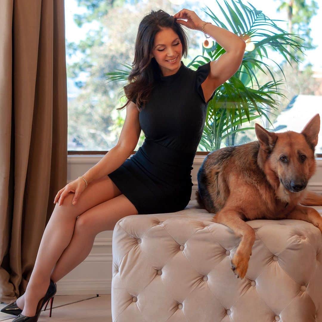 デニス・ミラーニのインスタグラム：「Excuse Me, Sir, That’s My Seat! 😂」