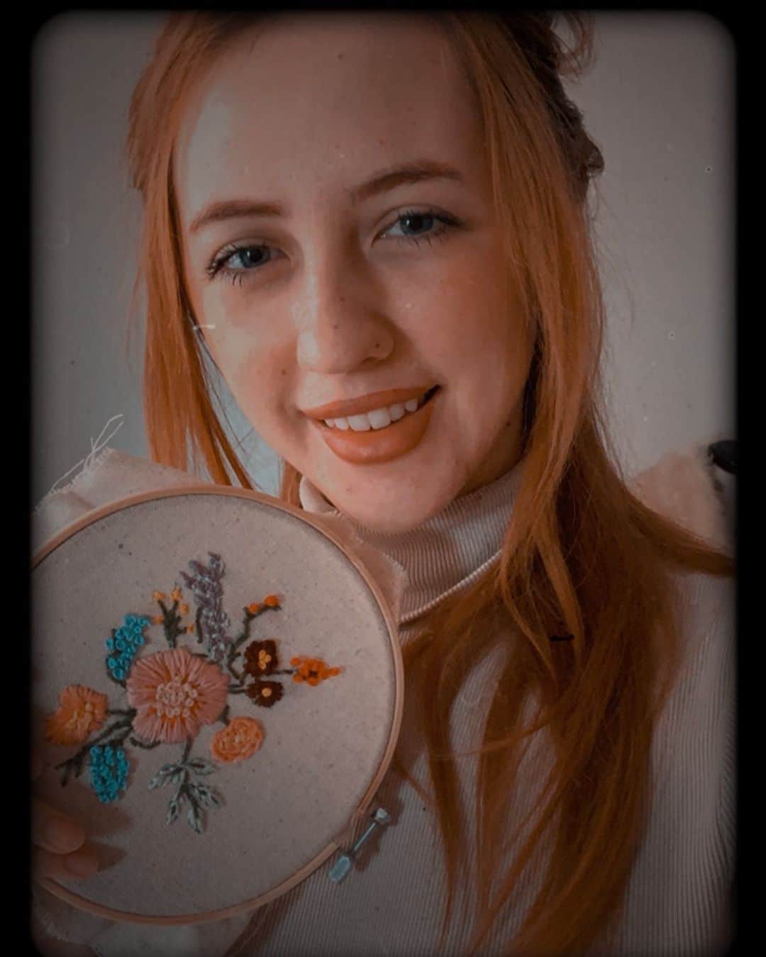 ベッキー・クルーエルのインスタグラム：「I’ve been enjoying a new hobby, hand embroidery! Does anyone remember my old choker line with embroidered writing? I loved making those so much, but always wanted to try embroidery by hand rather than machine 🤩 it is so relaxing and you make so much progress so quickly!! You can also embroider your clothes too,, so many possibilities 🌹🤞」