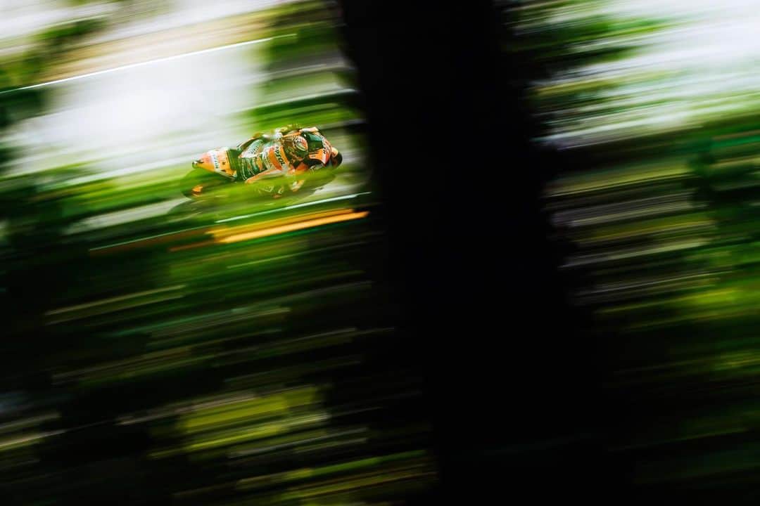 レプソル・ホンダのインスタグラム：「#ThrowbackThursday - Through the Lens - @cormacgp - The Omega curve at the Sachsenring is an opportunity to stand a lot higher than the riders and try to shoot through the trees. It's a relatively slow corner, but it gives some cool opportunities. Here I tried to use a slow shutter speed to show the speed through the trees and to give a flowing feeling to the picture. This was taken on Saturday morning during FP3. ⠀⠀⠀⠀⠀⠀⠀⠀⠀ 1/20 Sec f/16  85mm  ISO 50」