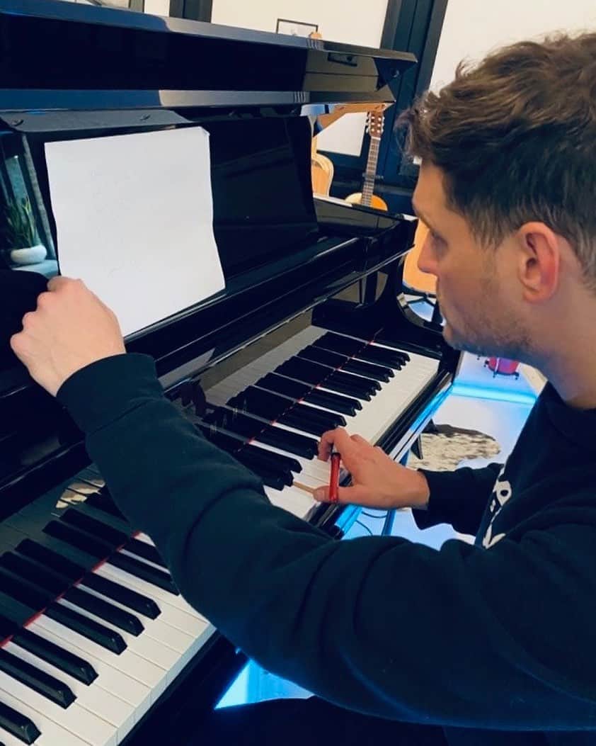 のインスタグラム：「I’ve officially started working on a brand new album.」