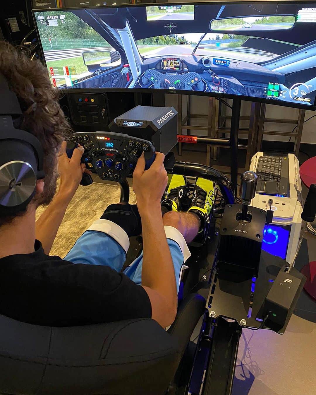 バレンティーノ・ロッシのインスタグラム：「Now I’m ready for all the challenges! Thanks guys for the new Rig🤤」