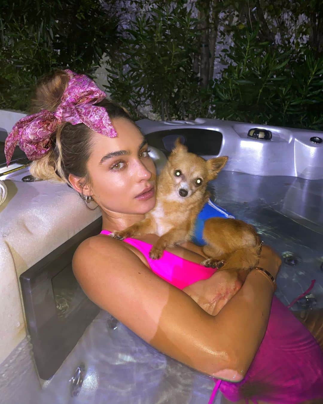 Sommer Rayさんのインスタグラム写真 - (Sommer RayInstagram)「hottubbin w my besties @rarrimazibugiray 😝 & wearing my new @shopsommerray bikini 🤪」4月24日 3時39分 - sommerray