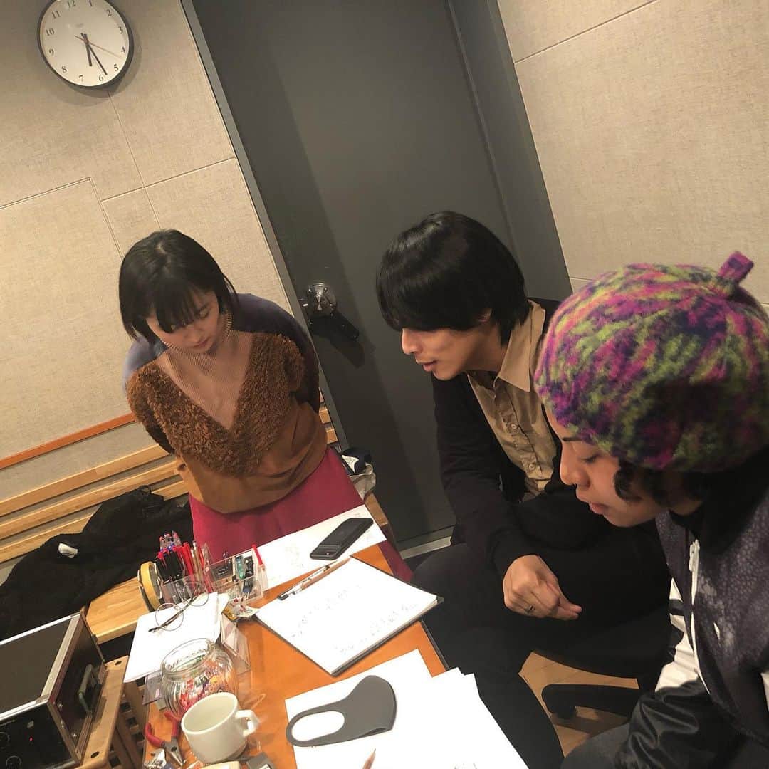 坂本遥さんのインスタグラム写真 - (坂本遥Instagram)「メジャー1st mini「CHAP」を発売しました🍔🥰 ・ 二人になった1年間が詰め込まれたアルバムになりました。よく笑った1年間だったなぁと思ってます。 ・ ふとしたときに再生ボタンを押してくれたら、エドサリちゃんが「よっ！」って挨拶してくるような、皆さんとの距離感の近いアルバムになっていたら嬉しいです☺️ ・ 先行配信の「Beginnin'」「DOKI DOKI」そしてfeat.になみちえ @namichie73 を迎えた「KEMONO」はYouTubeにてMVも公開されているので是非チェックしてください。「夜のピアス」「chap」もおうちライブセッションの動画が上がってます！ ・ タイトル曲でもある「chap」という曲がとても好きです。1年間試行錯誤したアルバム制作の最後の最後、この曲を二人で弾き語ったときにピースがハマったような気がして、これからもエドサリが歌い続けていきたいことが朧げだけど、でもハッキリと見えました。 ・ 「CHAP」にはそのピースがハマるまでの、そしてハマった瞬間の僕らが鮮明に記録されている作品になっています。それが記録できたことが本当に嬉しいです😂 ・ 大切なことに気づいたり、でも忘れてしまったり、喜んだり悲しんだり、好きになったり、寂しくなったり、そういう人生のリズムをこれからも全部ひっくるめて音にしていきたいと思います。「CHAP」も、これからのエドサリちゃんもどうぞよろしくね。 ・ ・ ・ いつも僕らの思いを汲んでくれて、愛のあるトータルディレクション&プロデュースをしてくれるエドサリのブレーンSoma Gendaくん、僕らの知らない僕らの良さまで音で気づかせてくれるミックスの土岐彩香さん @tokiayaka と初めましての熊坂敏さん、素晴らしい録りとディレクションをしてくれた @pw.a っちと緒方友美ちゃん、いつもツボを抑えたアレンジを送ってくれる岩崎隆一くん、そして最高峰の音でパッケージングしてくださった山崎翼さん @tbsymzk 、「夜のピアス」でパーフェクトなRhodesを演奏してくれた半ちゃんこと半田彬倫先輩 @akinori_handa 、NEWSに引き続き最高のビジュアルを作ってくださった佐々木俊さん、いつもそばにいて味方でいてくれるマネジメント、レーベルチームのみなさん、そして何より聴いてくださったみなさん、本当にありがとうございます。 ・ ・ ・ うちらエドサリちゃんは感謝を忘れずこれからも音楽を作っていきます！ ・ #CHAP #エドガー・サリヴァン」4月24日 3時40分 - retrock_haruka