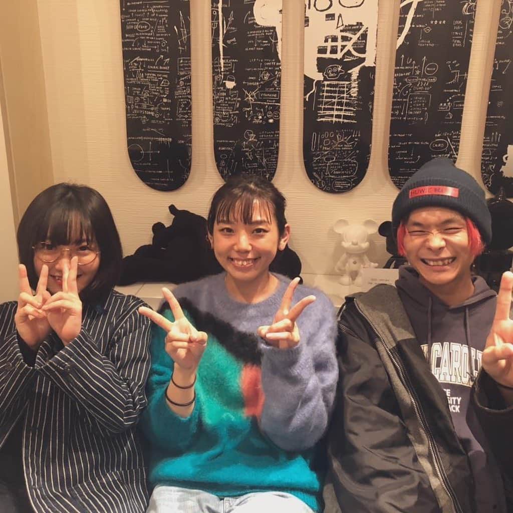 坂本遥さんのインスタグラム写真 - (坂本遥Instagram)「メジャー1st mini「CHAP」を発売しました🍔🥰 ・ 二人になった1年間が詰め込まれたアルバムになりました。よく笑った1年間だったなぁと思ってます。 ・ ふとしたときに再生ボタンを押してくれたら、エドサリちゃんが「よっ！」って挨拶してくるような、皆さんとの距離感の近いアルバムになっていたら嬉しいです☺️ ・ 先行配信の「Beginnin'」「DOKI DOKI」そしてfeat.になみちえ @namichie73 を迎えた「KEMONO」はYouTubeにてMVも公開されているので是非チェックしてください。「夜のピアス」「chap」もおうちライブセッションの動画が上がってます！ ・ タイトル曲でもある「chap」という曲がとても好きです。1年間試行錯誤したアルバム制作の最後の最後、この曲を二人で弾き語ったときにピースがハマったような気がして、これからもエドサリが歌い続けていきたいことが朧げだけど、でもハッキリと見えました。 ・ 「CHAP」にはそのピースがハマるまでの、そしてハマった瞬間の僕らが鮮明に記録されている作品になっています。それが記録できたことが本当に嬉しいです😂 ・ 大切なことに気づいたり、でも忘れてしまったり、喜んだり悲しんだり、好きになったり、寂しくなったり、そういう人生のリズムをこれからも全部ひっくるめて音にしていきたいと思います。「CHAP」も、これからのエドサリちゃんもどうぞよろしくね。 ・ ・ ・ いつも僕らの思いを汲んでくれて、愛のあるトータルディレクション&プロデュースをしてくれるエドサリのブレーンSoma Gendaくん、僕らの知らない僕らの良さまで音で気づかせてくれるミックスの土岐彩香さん @tokiayaka と初めましての熊坂敏さん、素晴らしい録りとディレクションをしてくれた @pw.a っちと緒方友美ちゃん、いつもツボを抑えたアレンジを送ってくれる岩崎隆一くん、そして最高峰の音でパッケージングしてくださった山崎翼さん @tbsymzk 、「夜のピアス」でパーフェクトなRhodesを演奏してくれた半ちゃんこと半田彬倫先輩 @akinori_handa 、NEWSに引き続き最高のビジュアルを作ってくださった佐々木俊さん、いつもそばにいて味方でいてくれるマネジメント、レーベルチームのみなさん、そして何より聴いてくださったみなさん、本当にありがとうございます。 ・ ・ ・ うちらエドサリちゃんは感謝を忘れずこれからも音楽を作っていきます！ ・ #CHAP #エドガー・サリヴァン」4月24日 3時40分 - retrock_haruka