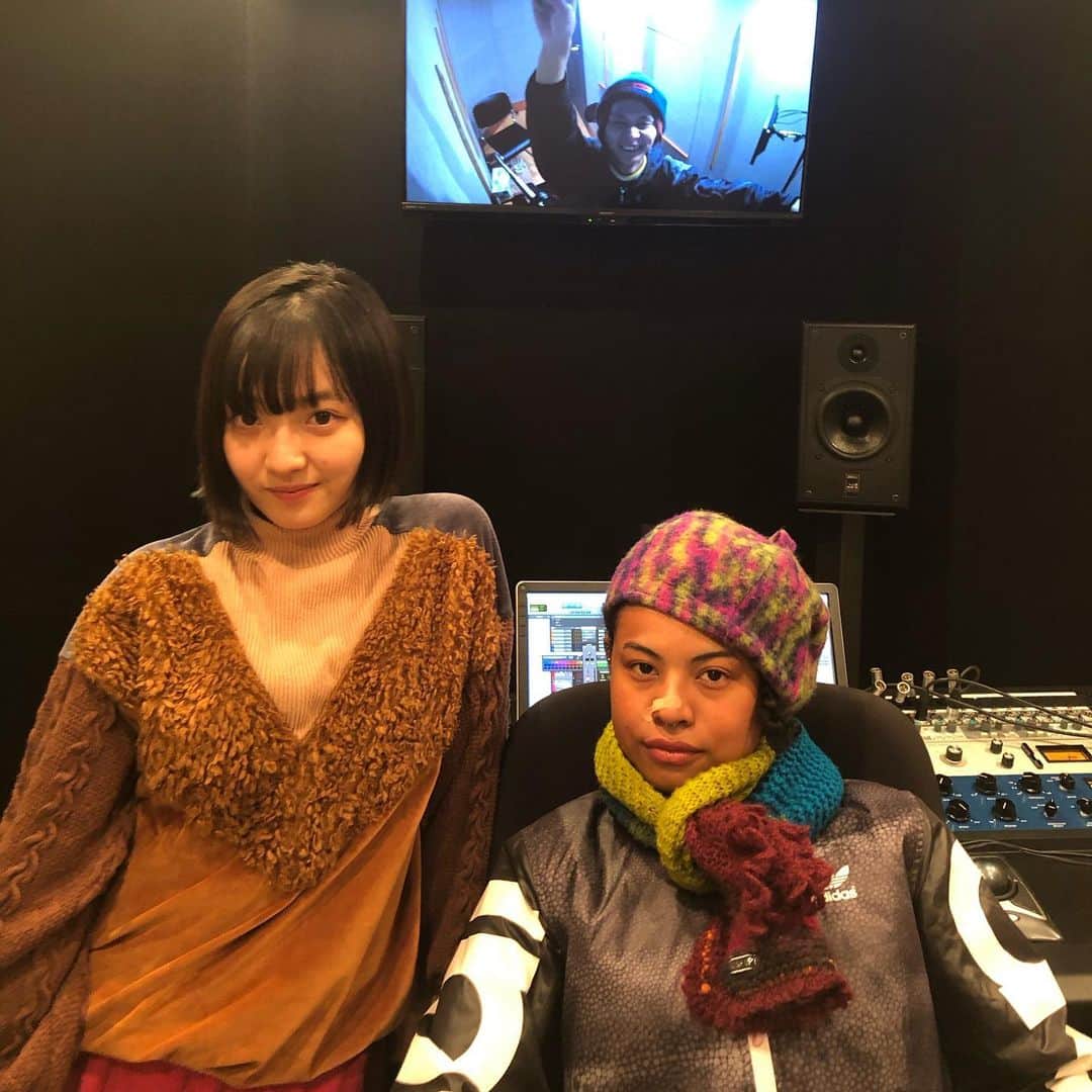 坂本遥さんのインスタグラム写真 - (坂本遥Instagram)「メジャー1st mini「CHAP」を発売しました🍔🥰 ・ 二人になった1年間が詰め込まれたアルバムになりました。よく笑った1年間だったなぁと思ってます。 ・ ふとしたときに再生ボタンを押してくれたら、エドサリちゃんが「よっ！」って挨拶してくるような、皆さんとの距離感の近いアルバムになっていたら嬉しいです☺️ ・ 先行配信の「Beginnin'」「DOKI DOKI」そしてfeat.になみちえ @namichie73 を迎えた「KEMONO」はYouTubeにてMVも公開されているので是非チェックしてください。「夜のピアス」「chap」もおうちライブセッションの動画が上がってます！ ・ タイトル曲でもある「chap」という曲がとても好きです。1年間試行錯誤したアルバム制作の最後の最後、この曲を二人で弾き語ったときにピースがハマったような気がして、これからもエドサリが歌い続けていきたいことが朧げだけど、でもハッキリと見えました。 ・ 「CHAP」にはそのピースがハマるまでの、そしてハマった瞬間の僕らが鮮明に記録されている作品になっています。それが記録できたことが本当に嬉しいです😂 ・ 大切なことに気づいたり、でも忘れてしまったり、喜んだり悲しんだり、好きになったり、寂しくなったり、そういう人生のリズムをこれからも全部ひっくるめて音にしていきたいと思います。「CHAP」も、これからのエドサリちゃんもどうぞよろしくね。 ・ ・ ・ いつも僕らの思いを汲んでくれて、愛のあるトータルディレクション&プロデュースをしてくれるエドサリのブレーンSoma Gendaくん、僕らの知らない僕らの良さまで音で気づかせてくれるミックスの土岐彩香さん @tokiayaka と初めましての熊坂敏さん、素晴らしい録りとディレクションをしてくれた @pw.a っちと緒方友美ちゃん、いつもツボを抑えたアレンジを送ってくれる岩崎隆一くん、そして最高峰の音でパッケージングしてくださった山崎翼さん @tbsymzk 、「夜のピアス」でパーフェクトなRhodesを演奏してくれた半ちゃんこと半田彬倫先輩 @akinori_handa 、NEWSに引き続き最高のビジュアルを作ってくださった佐々木俊さん、いつもそばにいて味方でいてくれるマネジメント、レーベルチームのみなさん、そして何より聴いてくださったみなさん、本当にありがとうございます。 ・ ・ ・ うちらエドサリちゃんは感謝を忘れずこれからも音楽を作っていきます！ ・ #CHAP #エドガー・サリヴァン」4月24日 3時40分 - retrock_haruka