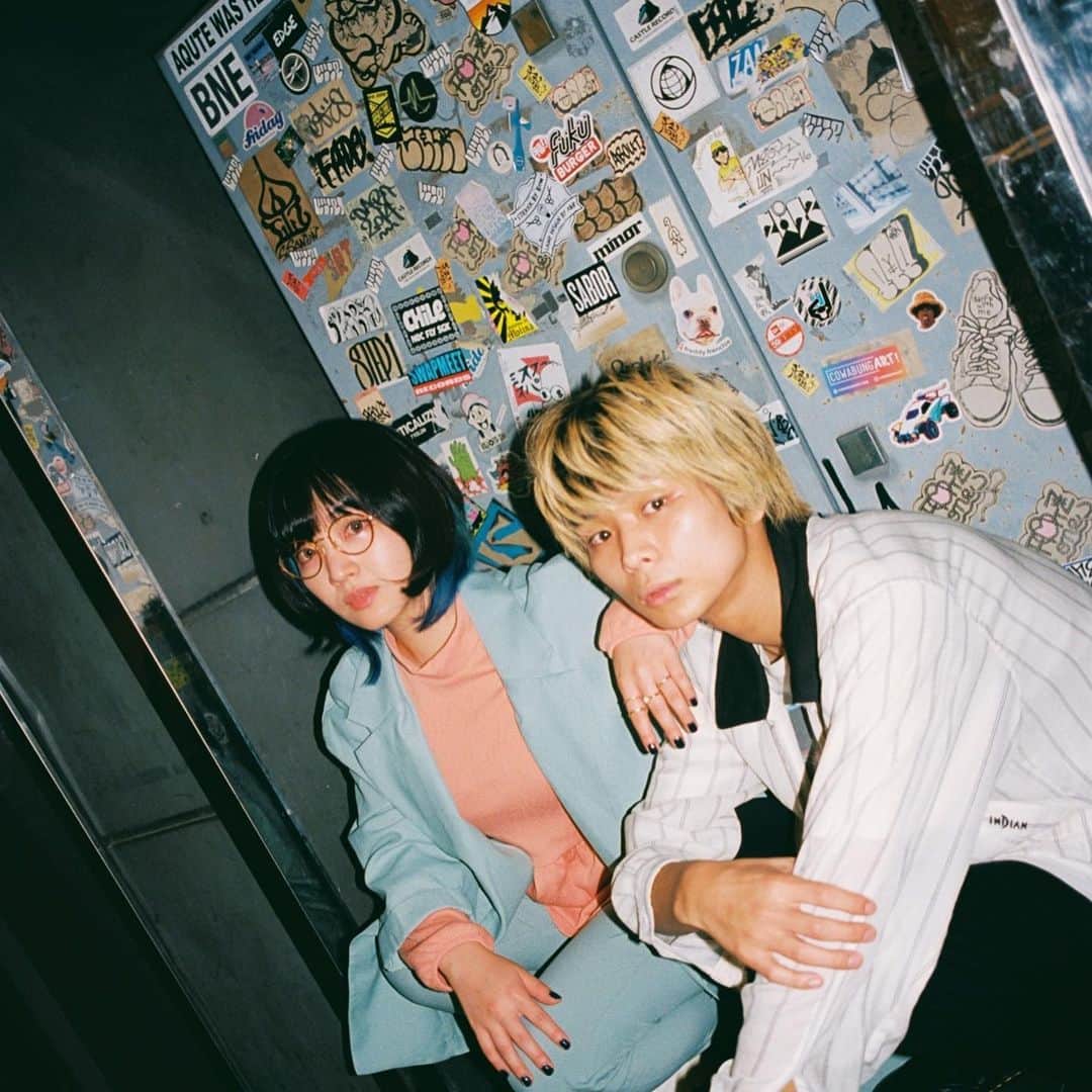 坂本遥さんのインスタグラム写真 - (坂本遥Instagram)「メジャー1st mini「CHAP」を発売しました🍔🥰 ・ 二人になった1年間が詰め込まれたアルバムになりました。よく笑った1年間だったなぁと思ってます。 ・ ふとしたときに再生ボタンを押してくれたら、エドサリちゃんが「よっ！」って挨拶してくるような、皆さんとの距離感の近いアルバムになっていたら嬉しいです☺️ ・ 先行配信の「Beginnin'」「DOKI DOKI」そしてfeat.になみちえ @namichie73 を迎えた「KEMONO」はYouTubeにてMVも公開されているので是非チェックしてください。「夜のピアス」「chap」もおうちライブセッションの動画が上がってます！ ・ タイトル曲でもある「chap」という曲がとても好きです。1年間試行錯誤したアルバム制作の最後の最後、この曲を二人で弾き語ったときにピースがハマったような気がして、これからもエドサリが歌い続けていきたいことが朧げだけど、でもハッキリと見えました。 ・ 「CHAP」にはそのピースがハマるまでの、そしてハマった瞬間の僕らが鮮明に記録されている作品になっています。それが記録できたことが本当に嬉しいです😂 ・ 大切なことに気づいたり、でも忘れてしまったり、喜んだり悲しんだり、好きになったり、寂しくなったり、そういう人生のリズムをこれからも全部ひっくるめて音にしていきたいと思います。「CHAP」も、これからのエドサリちゃんもどうぞよろしくね。 ・ ・ ・ いつも僕らの思いを汲んでくれて、愛のあるトータルディレクション&プロデュースをしてくれるエドサリのブレーンSoma Gendaくん、僕らの知らない僕らの良さまで音で気づかせてくれるミックスの土岐彩香さん @tokiayaka と初めましての熊坂敏さん、素晴らしい録りとディレクションをしてくれた @pw.a っちと緒方友美ちゃん、いつもツボを抑えたアレンジを送ってくれる岩崎隆一くん、そして最高峰の音でパッケージングしてくださった山崎翼さん @tbsymzk 、「夜のピアス」でパーフェクトなRhodesを演奏してくれた半ちゃんこと半田彬倫先輩 @akinori_handa 、NEWSに引き続き最高のビジュアルを作ってくださった佐々木俊さん、いつもそばにいて味方でいてくれるマネジメント、レーベルチームのみなさん、そして何より聴いてくださったみなさん、本当にありがとうございます。 ・ ・ ・ うちらエドサリちゃんは感謝を忘れずこれからも音楽を作っていきます！ ・ #CHAP #エドガー・サリヴァン」4月24日 3時40分 - retrock_haruka