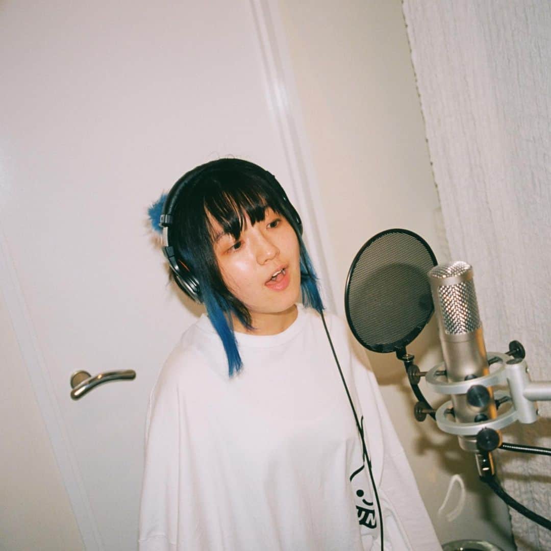 坂本遥さんのインスタグラム写真 - (坂本遥Instagram)「メジャー1st mini「CHAP」を発売しました🍔🥰 ・ 二人になった1年間が詰め込まれたアルバムになりました。よく笑った1年間だったなぁと思ってます。 ・ ふとしたときに再生ボタンを押してくれたら、エドサリちゃんが「よっ！」って挨拶してくるような、皆さんとの距離感の近いアルバムになっていたら嬉しいです☺️ ・ 先行配信の「Beginnin'」「DOKI DOKI」そしてfeat.になみちえ @namichie73 を迎えた「KEMONO」はYouTubeにてMVも公開されているので是非チェックしてください。「夜のピアス」「chap」もおうちライブセッションの動画が上がってます！ ・ タイトル曲でもある「chap」という曲がとても好きです。1年間試行錯誤したアルバム制作の最後の最後、この曲を二人で弾き語ったときにピースがハマったような気がして、これからもエドサリが歌い続けていきたいことが朧げだけど、でもハッキリと見えました。 ・ 「CHAP」にはそのピースがハマるまでの、そしてハマった瞬間の僕らが鮮明に記録されている作品になっています。それが記録できたことが本当に嬉しいです😂 ・ 大切なことに気づいたり、でも忘れてしまったり、喜んだり悲しんだり、好きになったり、寂しくなったり、そういう人生のリズムをこれからも全部ひっくるめて音にしていきたいと思います。「CHAP」も、これからのエドサリちゃんもどうぞよろしくね。 ・ ・ ・ いつも僕らの思いを汲んでくれて、愛のあるトータルディレクション&プロデュースをしてくれるエドサリのブレーンSoma Gendaくん、僕らの知らない僕らの良さまで音で気づかせてくれるミックスの土岐彩香さん @tokiayaka と初めましての熊坂敏さん、素晴らしい録りとディレクションをしてくれた @pw.a っちと緒方友美ちゃん、いつもツボを抑えたアレンジを送ってくれる岩崎隆一くん、そして最高峰の音でパッケージングしてくださった山崎翼さん @tbsymzk 、「夜のピアス」でパーフェクトなRhodesを演奏してくれた半ちゃんこと半田彬倫先輩 @akinori_handa 、NEWSに引き続き最高のビジュアルを作ってくださった佐々木俊さん、いつもそばにいて味方でいてくれるマネジメント、レーベルチームのみなさん、そして何より聴いてくださったみなさん、本当にありがとうございます。 ・ ・ ・ うちらエドサリちゃんは感謝を忘れずこれからも音楽を作っていきます！ ・ #CHAP #エドガー・サリヴァン」4月24日 3時40分 - retrock_haruka