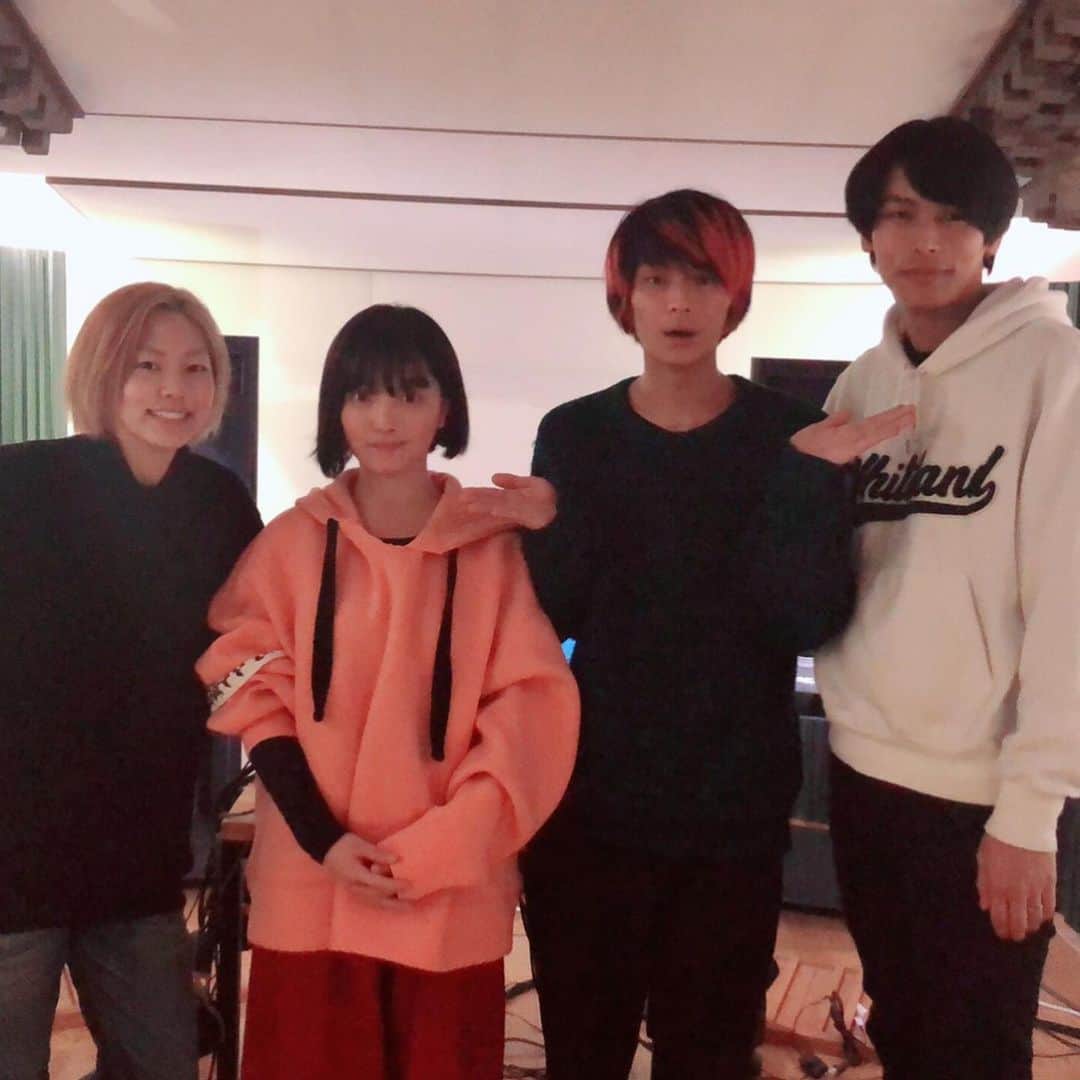 坂本遥さんのインスタグラム写真 - (坂本遥Instagram)「メジャー1st mini「CHAP」を発売しました🍔🥰 ・ 二人になった1年間が詰め込まれたアルバムになりました。よく笑った1年間だったなぁと思ってます。 ・ ふとしたときに再生ボタンを押してくれたら、エドサリちゃんが「よっ！」って挨拶してくるような、皆さんとの距離感の近いアルバムになっていたら嬉しいです☺️ ・ 先行配信の「Beginnin'」「DOKI DOKI」そしてfeat.になみちえ @namichie73 を迎えた「KEMONO」はYouTubeにてMVも公開されているので是非チェックしてください。「夜のピアス」「chap」もおうちライブセッションの動画が上がってます！ ・ タイトル曲でもある「chap」という曲がとても好きです。1年間試行錯誤したアルバム制作の最後の最後、この曲を二人で弾き語ったときにピースがハマったような気がして、これからもエドサリが歌い続けていきたいことが朧げだけど、でもハッキリと見えました。 ・ 「CHAP」にはそのピースがハマるまでの、そしてハマった瞬間の僕らが鮮明に記録されている作品になっています。それが記録できたことが本当に嬉しいです😂 ・ 大切なことに気づいたり、でも忘れてしまったり、喜んだり悲しんだり、好きになったり、寂しくなったり、そういう人生のリズムをこれからも全部ひっくるめて音にしていきたいと思います。「CHAP」も、これからのエドサリちゃんもどうぞよろしくね。 ・ ・ ・ いつも僕らの思いを汲んでくれて、愛のあるトータルディレクション&プロデュースをしてくれるエドサリのブレーンSoma Gendaくん、僕らの知らない僕らの良さまで音で気づかせてくれるミックスの土岐彩香さん @tokiayaka と初めましての熊坂敏さん、素晴らしい録りとディレクションをしてくれた @pw.a っちと緒方友美ちゃん、いつもツボを抑えたアレンジを送ってくれる岩崎隆一くん、そして最高峰の音でパッケージングしてくださった山崎翼さん @tbsymzk 、「夜のピアス」でパーフェクトなRhodesを演奏してくれた半ちゃんこと半田彬倫先輩 @akinori_handa 、NEWSに引き続き最高のビジュアルを作ってくださった佐々木俊さん、いつもそばにいて味方でいてくれるマネジメント、レーベルチームのみなさん、そして何より聴いてくださったみなさん、本当にありがとうございます。 ・ ・ ・ うちらエドサリちゃんは感謝を忘れずこれからも音楽を作っていきます！ ・ #CHAP #エドガー・サリヴァン」4月24日 3時40分 - retrock_haruka