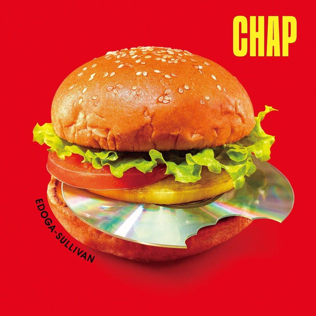 坂本遥のインスタグラム：「メジャー1st mini「CHAP」を発売しました🍔🥰 ・ 二人になった1年間が詰め込まれたアルバムになりました。よく笑った1年間だったなぁと思ってます。 ・ ふとしたときに再生ボタンを押してくれたら、エドサリちゃんが「よっ！」って挨拶してくるような、皆さんとの距離感の近いアルバムになっていたら嬉しいです☺️ ・ 先行配信の「Beginnin'」「DOKI DOKI」そしてfeat.になみちえ @namichie73 を迎えた「KEMONO」はYouTubeにてMVも公開されているので是非チェックしてください。「夜のピアス」「chap」もおうちライブセッションの動画が上がってます！ ・ タイトル曲でもある「chap」という曲がとても好きです。1年間試行錯誤したアルバム制作の最後の最後、この曲を二人で弾き語ったときにピースがハマったような気がして、これからもエドサリが歌い続けていきたいことが朧げだけど、でもハッキリと見えました。 ・ 「CHAP」にはそのピースがハマるまでの、そしてハマった瞬間の僕らが鮮明に記録されている作品になっています。それが記録できたことが本当に嬉しいです😂 ・ 大切なことに気づいたり、でも忘れてしまったり、喜んだり悲しんだり、好きになったり、寂しくなったり、そういう人生のリズムをこれからも全部ひっくるめて音にしていきたいと思います。「CHAP」も、これからのエドサリちゃんもどうぞよろしくね。 ・ ・ ・ いつも僕らの思いを汲んでくれて、愛のあるトータルディレクション&プロデュースをしてくれるエドサリのブレーンSoma Gendaくん、僕らの知らない僕らの良さまで音で気づかせてくれるミックスの土岐彩香さん @tokiayaka と初めましての熊坂敏さん、素晴らしい録りとディレクションをしてくれた @pw.a っちと緒方友美ちゃん、いつもツボを抑えたアレンジを送ってくれる岩崎隆一くん、そして最高峰の音でパッケージングしてくださった山崎翼さん @tbsymzk 、「夜のピアス」でパーフェクトなRhodesを演奏してくれた半ちゃんこと半田彬倫先輩 @akinori_handa 、NEWSに引き続き最高のビジュアルを作ってくださった佐々木俊さん、いつもそばにいて味方でいてくれるマネジメント、レーベルチームのみなさん、そして何より聴いてくださったみなさん、本当にありがとうございます。 ・ ・ ・ うちらエドサリちゃんは感謝を忘れずこれからも音楽を作っていきます！ ・ #CHAP #エドガー・サリヴァン」