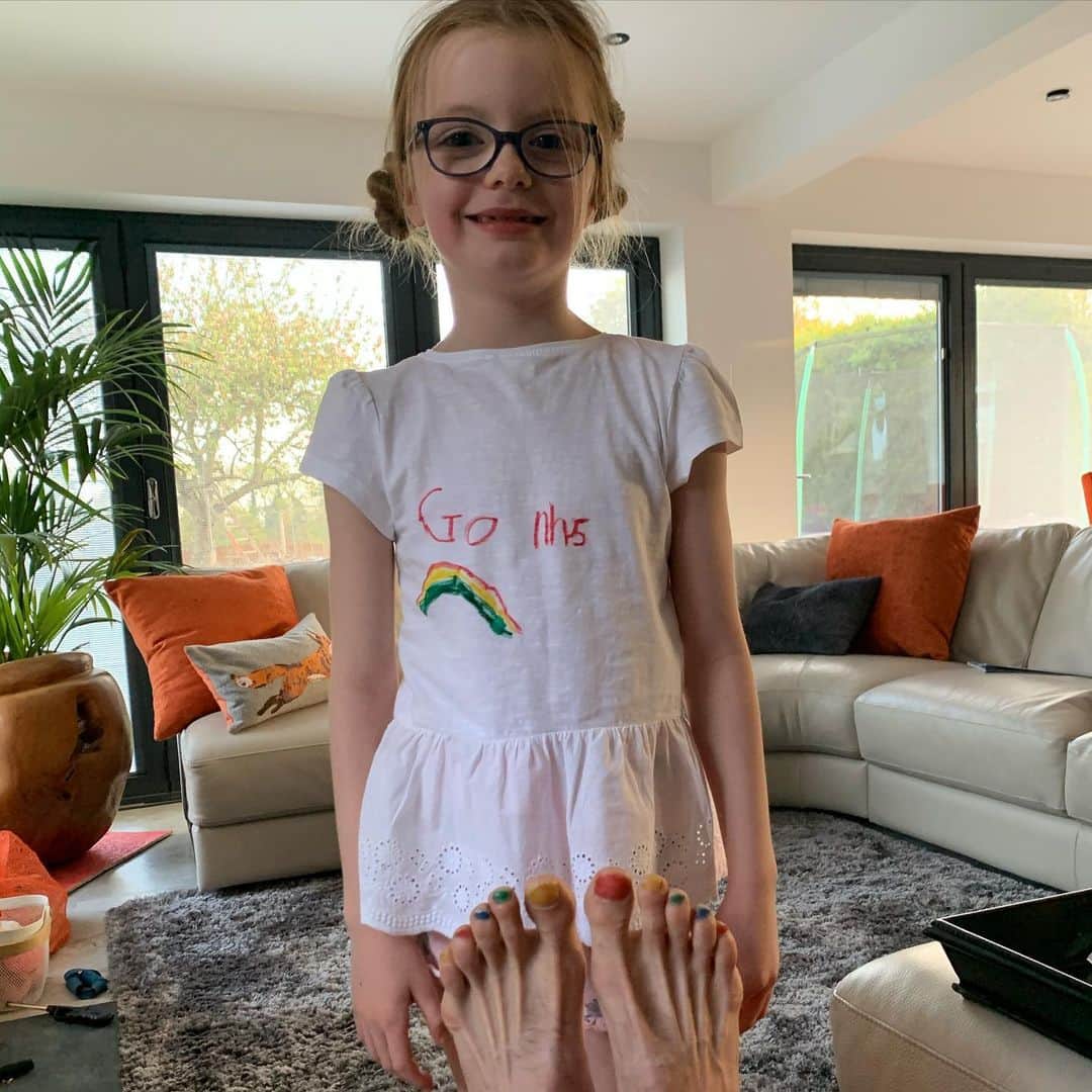 ティム・クルルのインスタグラム：「My girl insisted on giving me a pedicure today 👏🏻🌈👏🏻#nhs #clapfornhs」