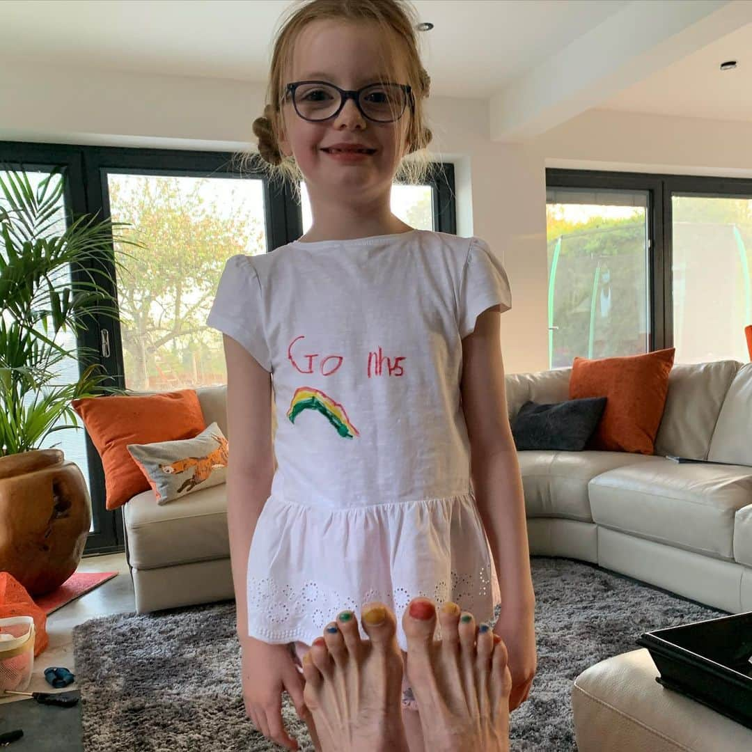 ティム・クルルさんのインスタグラム写真 - (ティム・クルルInstagram)「My girl insisted on giving me a pedicure today 👏🏻🌈👏🏻#nhs #clapfornhs」4月24日 3時41分 - timkrulofficial