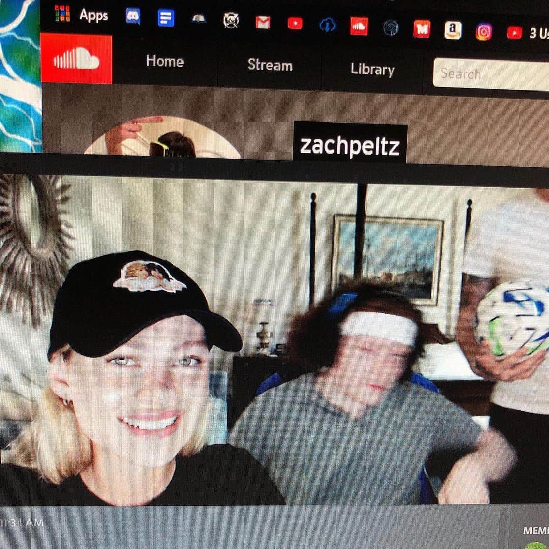 ニコラ・ペルツのインスタグラム：「👾🪐💔👼🏻 i tried to crash his class」