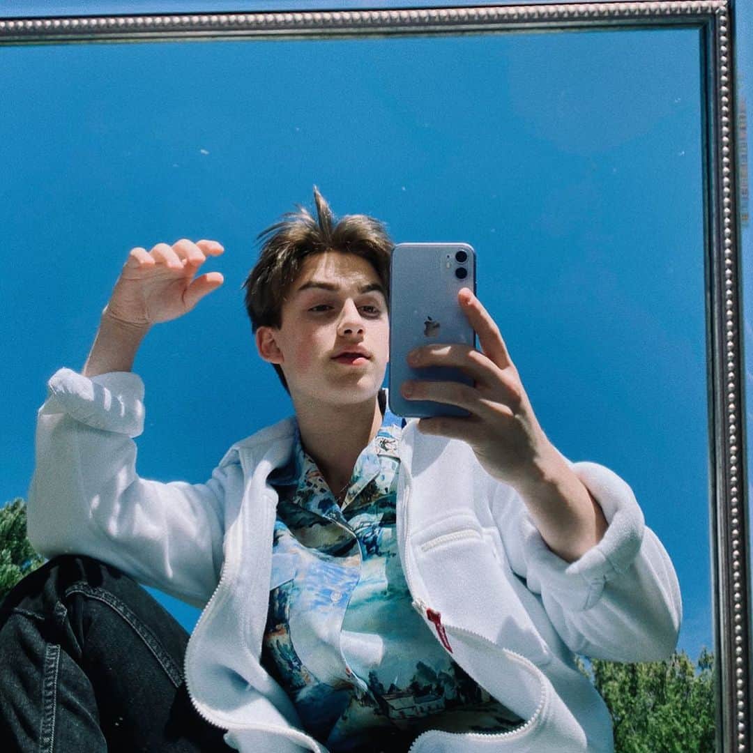 ジョニー・オーランドのインスタグラム：「💙🌏💙🌏」