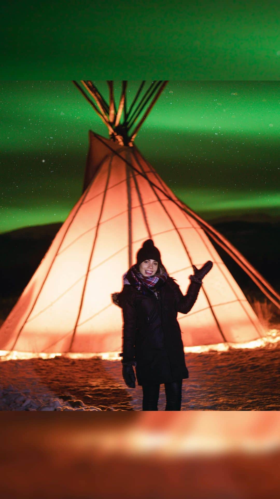 Katy Esquivelのインスタグラム：「En el mundo existen muchos fenómenos naturales que son capaces de dejarnos sin palabras. Hace un año tuve la oportunidad de ver las hermosas auroras boreales y la mejor parte es que pude documentar todo para ustedes! Este es solo un resumen del video original que tiene toda la información que necesitan para saber dónde, cuándo y cómo verlas. Pueden ver el video completo en mi canal de viajes Katy Travels ✈️ . La foto de la portada de este video es 100% real, tuvimos que hacer mil intentos para tomarla, pero todo el esfuerzo en configurar la cámara y en soportar los -27°C que me congelaban hasta el cerebro valieron la pena! Esas dos noches en las que vi las luces fueron momentos que jamás voy a olvidar! ❤️ . Etiqueta con quién te gustaría tener esta aventura!」