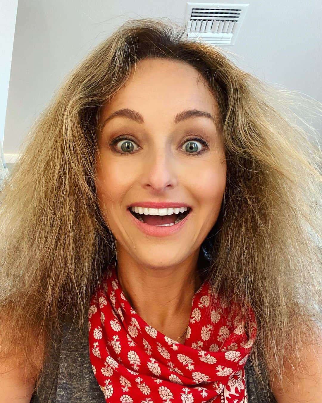 ジャーダ・デ・ラウレンティスさんのインスタグラム写真 - (ジャーダ・デ・ラウレンティスInstagram)「Trying to Blowdry straight 😳😳😳 #quarantinehair #SOS tips please!!」4月24日 4時57分 - giadadelaurentiis