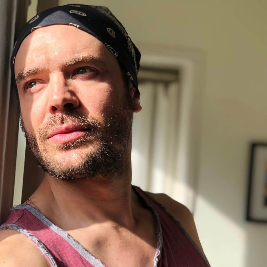 チャーリー・ウェバーのインスタグラム：「No show tonight but we’ll be back next week. Until then.....I’ll be here waiting 🙃 #HTGAWM」