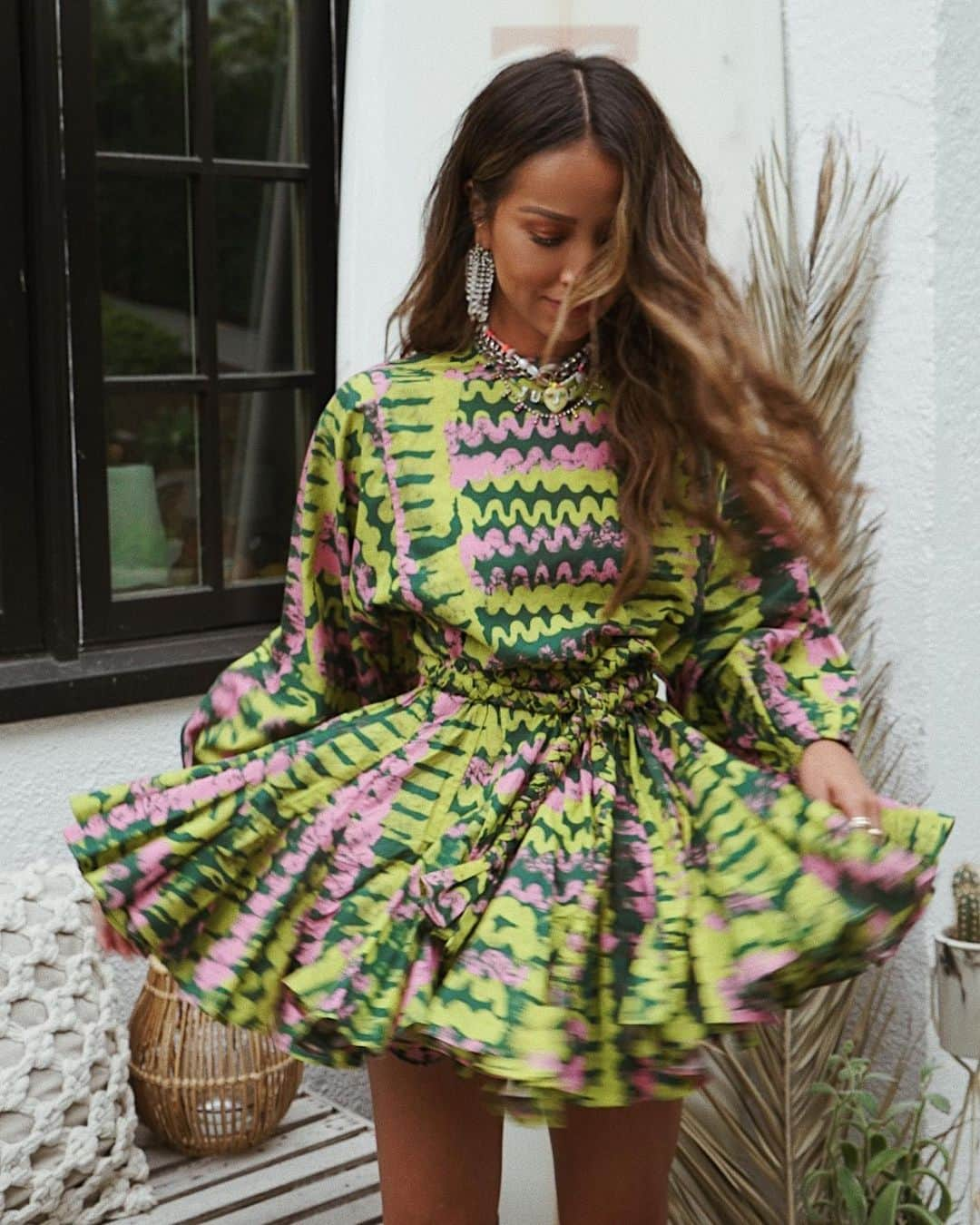 ジュリー・サリニャーナさんのインスタグラム写真 - (ジュリー・サリニャーナInstagram)「Got dressed up to hang in our backyard 💚 • obsessed with this dress by @shoprhode (I have this dress in so many different prints + colors!)」4月24日 5時21分 - sincerelyjules