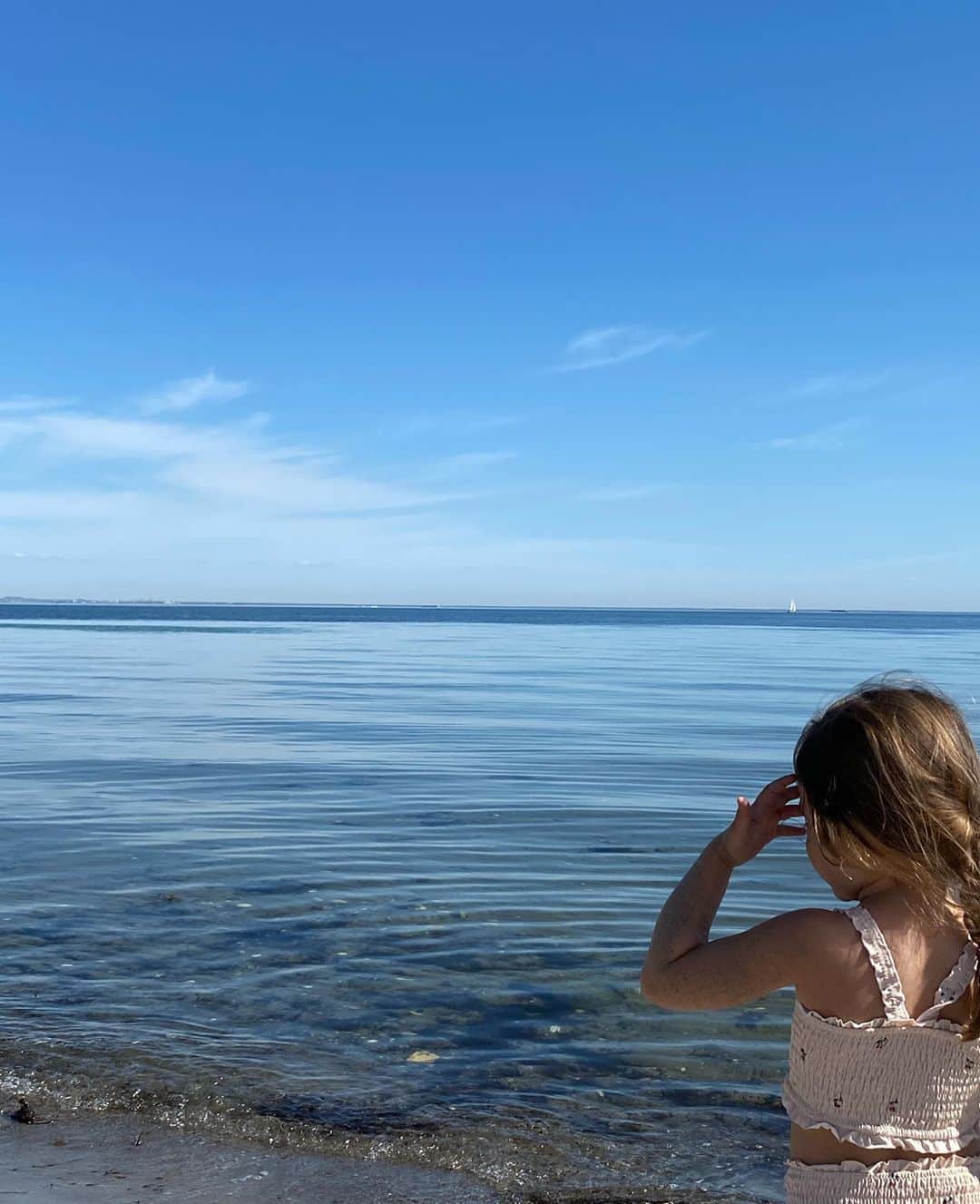 Mathilde Goehlerのインスタグラム：「First day at the beach 2020 🦀🐚🌊♥️」