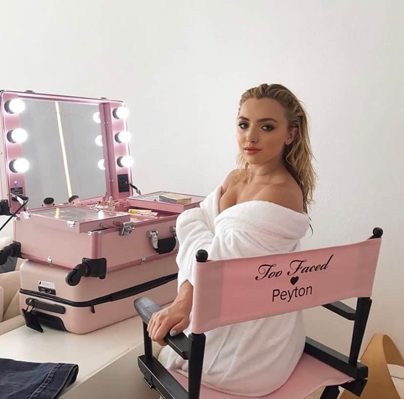 ペイトン・リストのインスタグラム：「here’s an old photo to tell you that @jerrodblandino and I are going live at 2 today, and there’s nothing I’d rather do today while stuck at home. 💓✨」