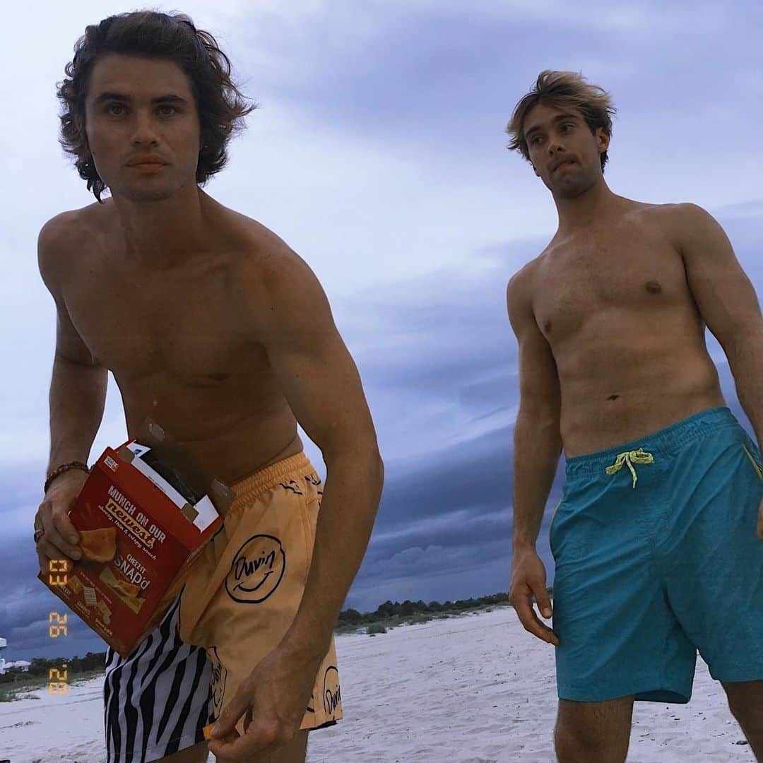 オースティン・ノースのインスタグラム：「@hichasestokes won’t share his snacks」