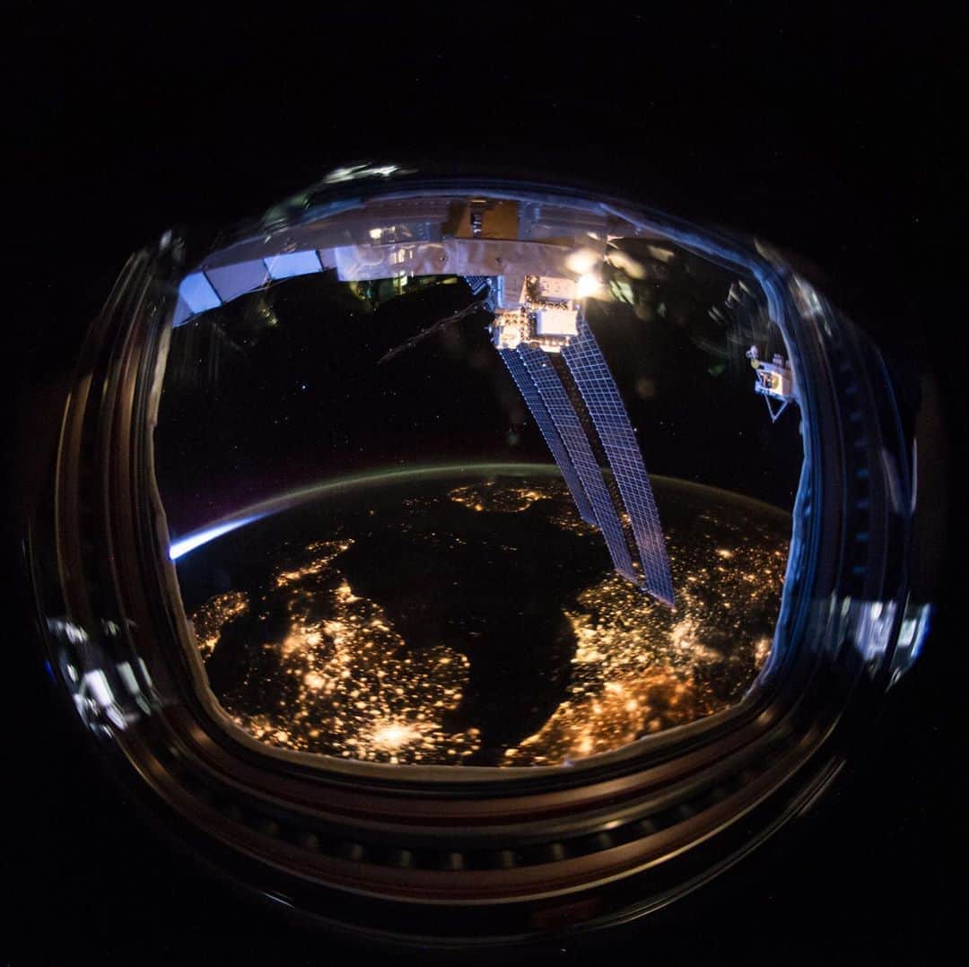 NASAさんのインスタグラム写真 - (NASAInstagram)「"...an Earth in crisis is still an Earth worth returning to.” –@AstroDrewMorgan.⁣ ⁣ This wide fisheye lens night view of the Earth was taken aboard the @iss on Feb 11, 2016. It’s a long exposure, so you can distinguish city lights, stars and atmospheric glow. Our planet still sparkles – just like you do.⁣ ✨ ⁣  #sparkle #Earth #longexposure #nasa」4月24日 6時57分 - nasa