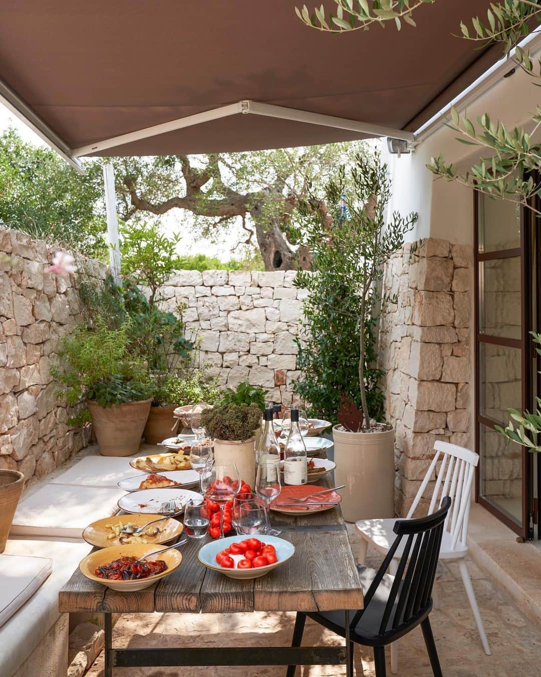 ELLE DECORさんのインスタグラム写真 - (ELLE DECORInstagram)「Anyone else ready for alfresco dining weather?🌞 Bulgari's creative director @lucia_silvestri loves to get away from the hustle and bustle once in a while and visit her hill-top, trullo-style home in Puglia, pictured here. "I like to have an aperitif in the courtyard and gaze at the star-filled sky and the lights in the valley below. I sleep very well here. No noise, just a few birds." says Silvestri. Click the link in bio for the full home tour, as seen in our May 2020 issue. Produced by @whowhatwhit, photography by James Merrell.」4月24日 7時02分 - elledecor