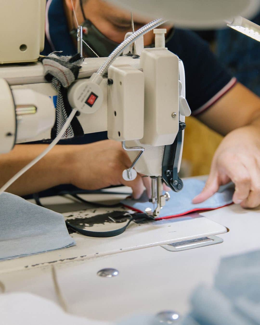 ハドソンのインスタグラム：「Revenue from the sale of our LOLA masks will cover wages for the Hudson craftspeople who sew them by hand. Remaining proceeds will be donated to @pathpartners COVID-19 fund, a SoCal nonprofit providing lifesaving services to the homeless and others in need. Follow the link in bio to shop, and let's continue to support and protect each other in every way we possibly can as we navigate these strange, uncharted waters.  #LightsOnLosAngeles #LOLA」
