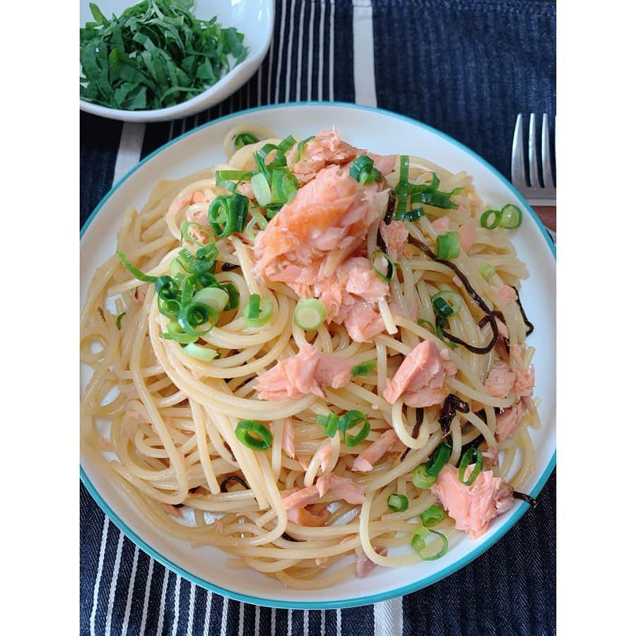 佐山万里菜さんのインスタグラム写真 - (佐山万里菜Instagram)「🍽シェフ佐山🍽 -アスリートのリアルなアスリート飯- . ▶︎鮭&塩昆布簡単パスタ →鮭(鮭フレークでもok) →塩昆布 →醤油 →バター(無くてもok) トッピングに… →ネギ →しそ . パスタ茹でます→鮭焼きます→あとは混ぜるだけー✨ めっちゃ簡単だしうまーいっ✨ 野菜入れてもいーし、鮭をツナ缶にしてもGOOD！！ . 束になってないパスタを茹でるといつもパーティレベルの量になってしまう問題解決‼️ アドレスもらってペットボトルのキャップで量を測って今回はいー感じ😚 アドレスありがとう✨ きっとアメリカでドヤってます😆笑 . 本当簡単だし最強うまうまです😚 自粛で、家ご飯が多くなり…4月から新生活が始まり… ありがたい事に、DMでもよく食事に関する内容をいただきます🍴 インスタLIVEしたり、シェフ佐山投稿していきます✨ こんなんして欲しいって言うのあったら是非DM下さい😚 #笑顔 #オシャレ #写真#アスリート#筋肉 #腹筋 #トレーニング #免疫力アップ #減量#ダイエット#instagood #幸せ #ライフスタイル #うまい #アスリート飯 #減量食 #ダイエットメニュー  #料理  #節約 #食事 #いいね #食トレ#ヘルシーメニュー  #food #diet #good  #レシピ  #パスタ#しゃけ #おススメ」4月24日 7時15分 - sayama.19