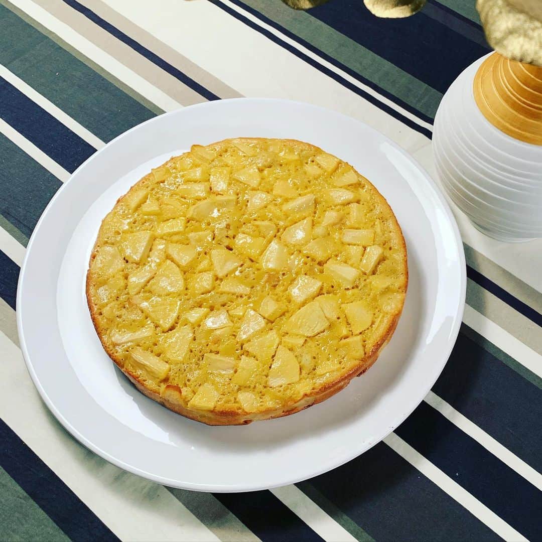 田中ウルヴェ京さんのインスタグラム写真 - (田中ウルヴェ京Instagram)「持つべきものは優しい娘！😁 キッチンにあるリンゴが古くなってきたので。 リンゴケーキ。 娘が焼くというので、私は「Oui, Chef!」ってことでアシスタントをやらせていただきました。😊 #ケーキやけました #持つべきものは」4月24日 7時18分 - miyako.tanaka.oulevey