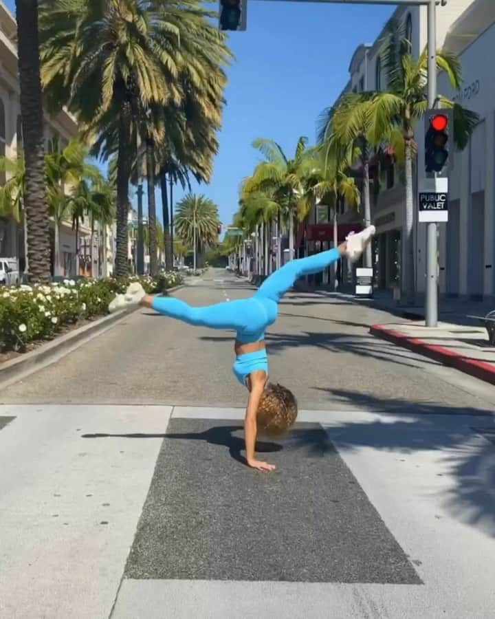のインスタグラム：「Uhm, that’s one way to cross the street... 😅 (tiktok @ Jenafrumes)」