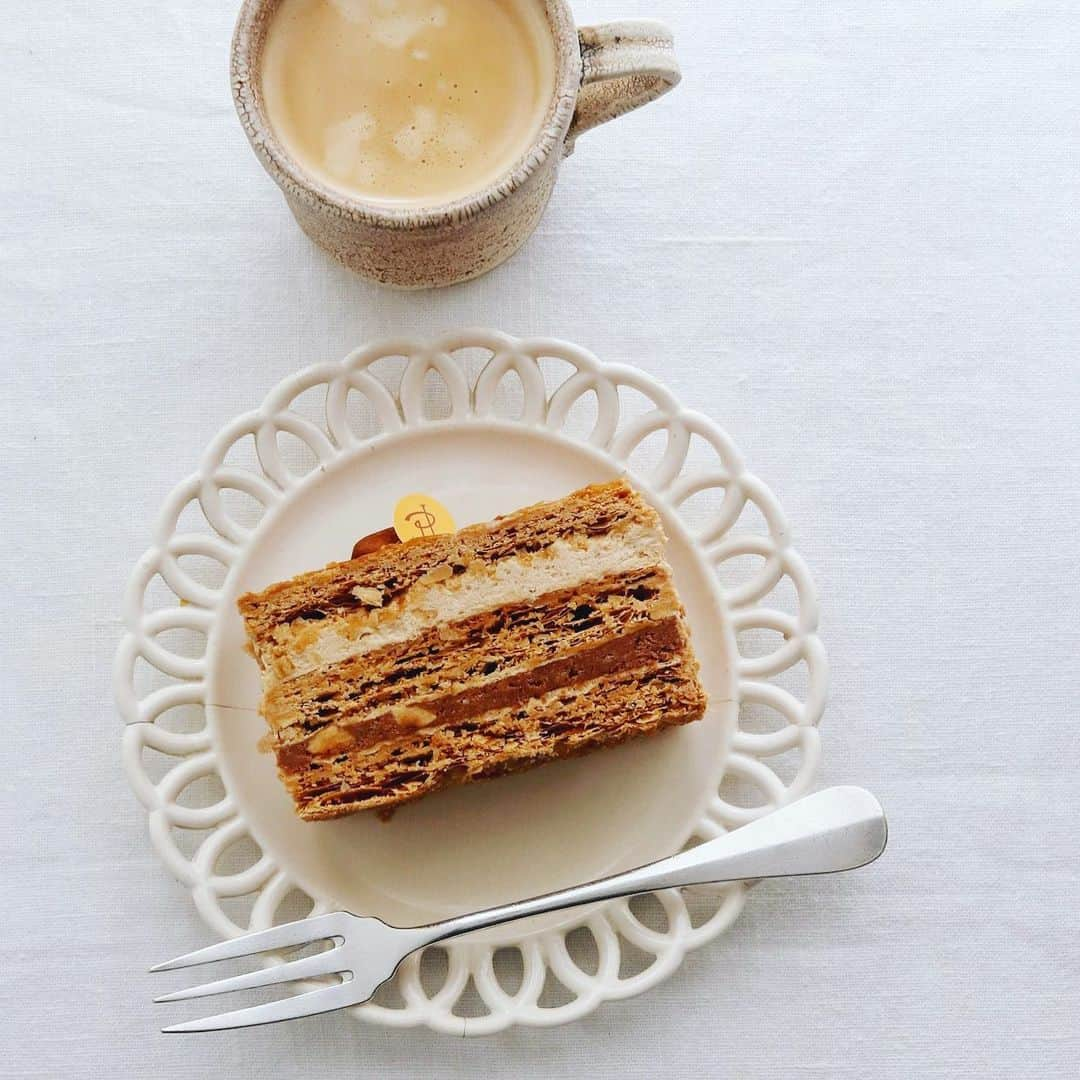 樋口正樹さんのインスタグラム写真 - (樋口正樹Instagram)「mille-feuille . 朝からケーキとコーヒー。 当日中に食べきれなくて 残していたミルフィーユ、 サクサクおいしく、幸せ。 . . . #ケーキとコーヒー #ケーキセット #ドゥミルフィーユ #ミルフィーユ #ピエールエルメ #ピエールエルメパリ #朝菓子 #millefeuille #pierrehermé」4月24日 7時23分 - higuccini