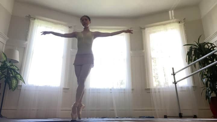 のインスタグラム：「Thank you @katitawaldo @worldwide_ballet_class 今朝のクラス　#shelterinplace  #ballet #ballerina #ballerinalife #happy #happiness #dance #art #幸せ #バレエ #バレリーナ #rehearsal #work #season #covid_19 #homeworkout #shelterinnplacelife #サンフランシスコ　#屋内避難生活　#class #socialdistance  #quarantineworkout」