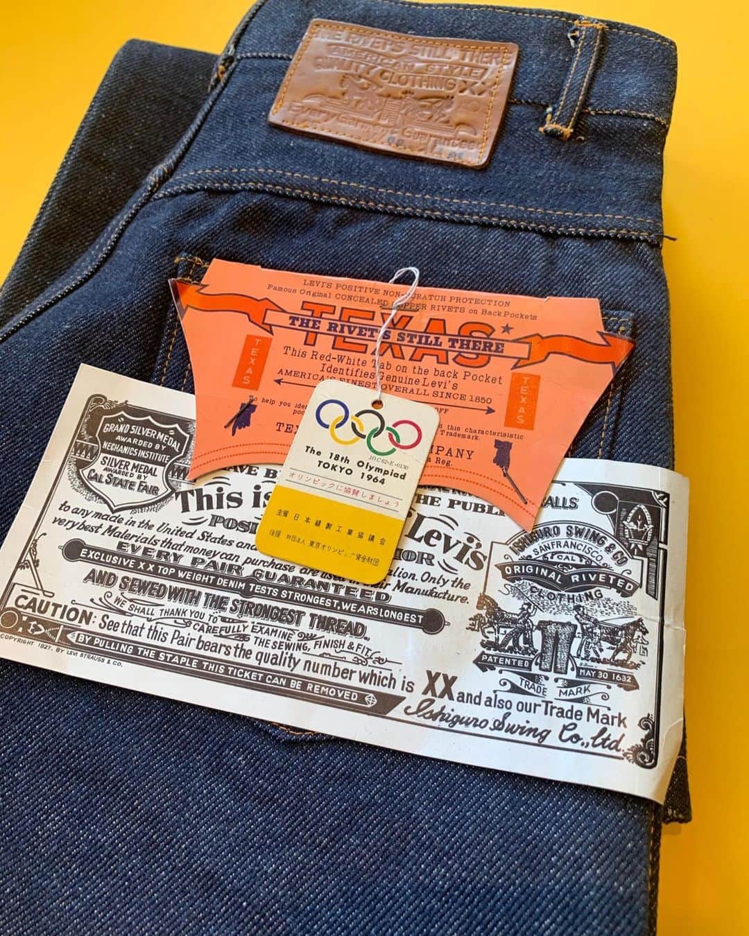 KAIHARA DENIMさんのインスタグラム写真 - (KAIHARA DENIMInstagram)「一見すると米国の某有名ジーンズメーカーと極似のレザーパッチにフラッシャー、ギャランティチケット。そして気になるのは『The 18th Olympiad TOKYO 1964』と記載された下げ札の正体。このベールに包まれたジーンズが1964年に開催された東京オリンピック公式のものだとしたら、それこそ “ツチノコ級” のお宝発見かもしれない！？　デッドストックで見つかったジーンズの謎を解く鍵を探るため、ディテールを徹底解剖します。  #kaiharadenim #kaihara #fashion #jeans #denim #the18tholympiadtokyo1964 #1964 #1964東京オリンピック #東京オリンピック」4月24日 18時46分 - kaihara_denim