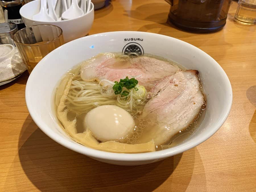 SUSURUさんのインスタグラム写真 - (SUSURUInstagram)「京都名店の2号店！ 塩ダレがキリリと効きつつ、豚のベースに魚介の旨味が乗った美味しいスープ🍥 ヌルリと滑らかな食感の麺はスープとよく絡んで美味しいです😍 現在はテイクアウトも対応しています。 さらに本日でお店が2周年らしいです。おめでとうございます🎉 #susuru_tv #1603日目 #らぁ麺すぐる #京都市左京区 #京都 #塩らあ麺 #うまい  #ラーメン #らーめん #ramen #ラーメン部 #ramennoodles #毎日ラーメン生活 #麺スタグラム #japaneseramen #japanramen #foodstagram #foodie #noodles #instanoodle #instaramen #instafood #susururecommended #京都ラーメン #塩ラーメン」4月24日 18時41分 - susuru_tv
