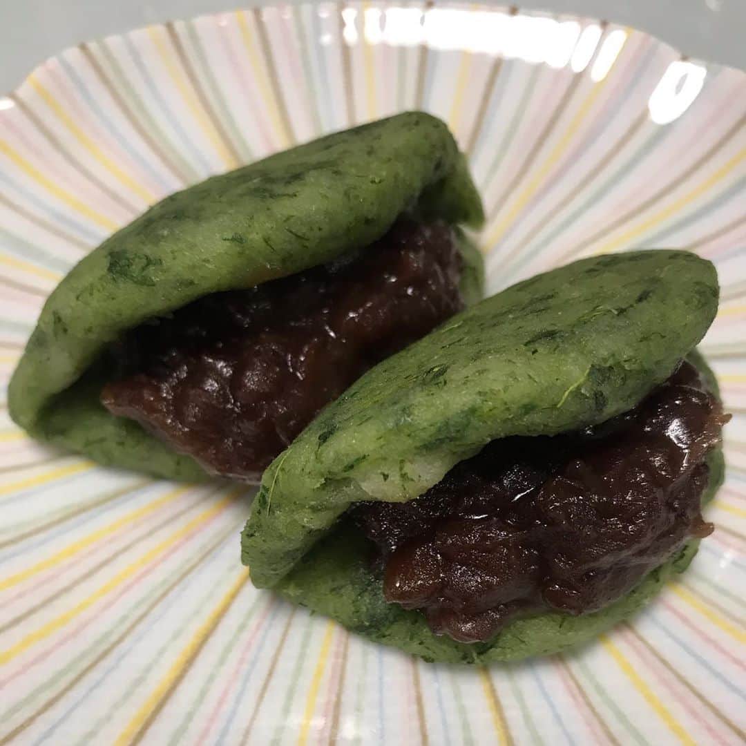 のインスタグラム：「Bean pasts in between handmade mochi with japanese wormwood よもぎ餅を作るのってめちゃくちゃ大変なのね… でも、とっても体に良さそうな香りがしました。  #cuisinekaori #stayhome #sweets #wormwood #japan #japanese #yolo  #instagood #instadaily #tflers #modeling #model  #dietitian #organic #オーガニック #管理栄養士 #食事相談 #ダイエット #野菜ソムリエ #美容 #美活 #おうち時間 #カリンズキッチン」