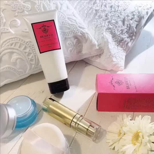 BradelisNewYork/ブラデリスニューヨークのインスタグラム：「. 今こそ、バストケアも入念に♡ BRADELIS Bust Treatment . おうち時間が増える今こそ、 じっくり自分と向き合うチャンス。  スキンケアは勿論、バストケアもいつもより入念♡ . ハリや弾力が実感できる、ブラデリスのバストトリートメントには バストだけじゃなく、お肌にも嬉しい成分がたっぷり。 . 華やかなローズの香りに包まれながら、バストマッサージ♪ 毎日のルーティンに取り入れて♡ . . . #bradelis #bradelisnewyork #ブラデリス #ブラデリスニューヨーク #バストトリートメント #バストマッサージ」