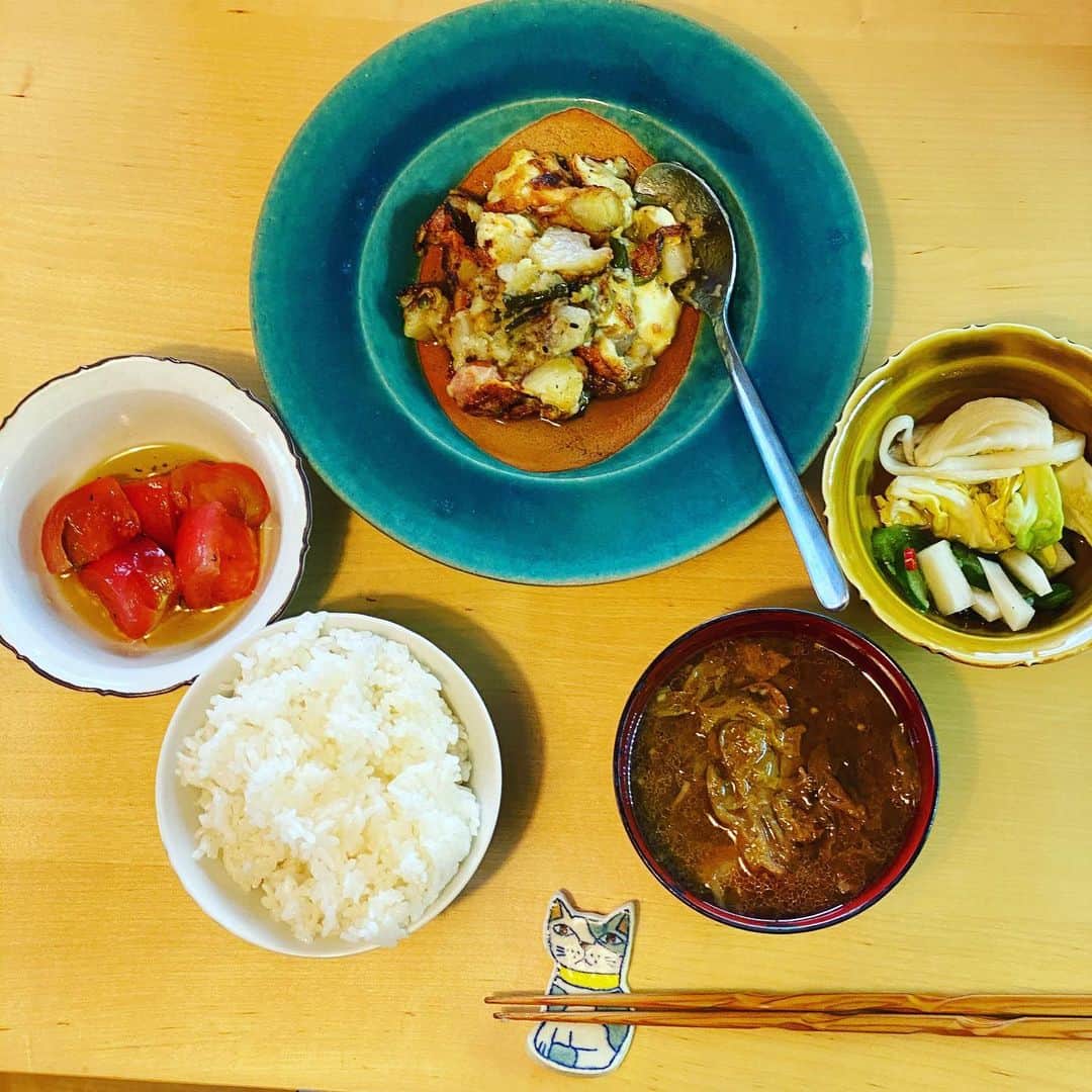 ただすけのインスタグラム：「昨夜とは打って変わって、全部めちゃうま！ ポテトサラダ→ポテトグラタン 味噌汁→こくうま豚汁 漬物はしっかり漬かりまして、ご飯もビールもやり放題となっております。」