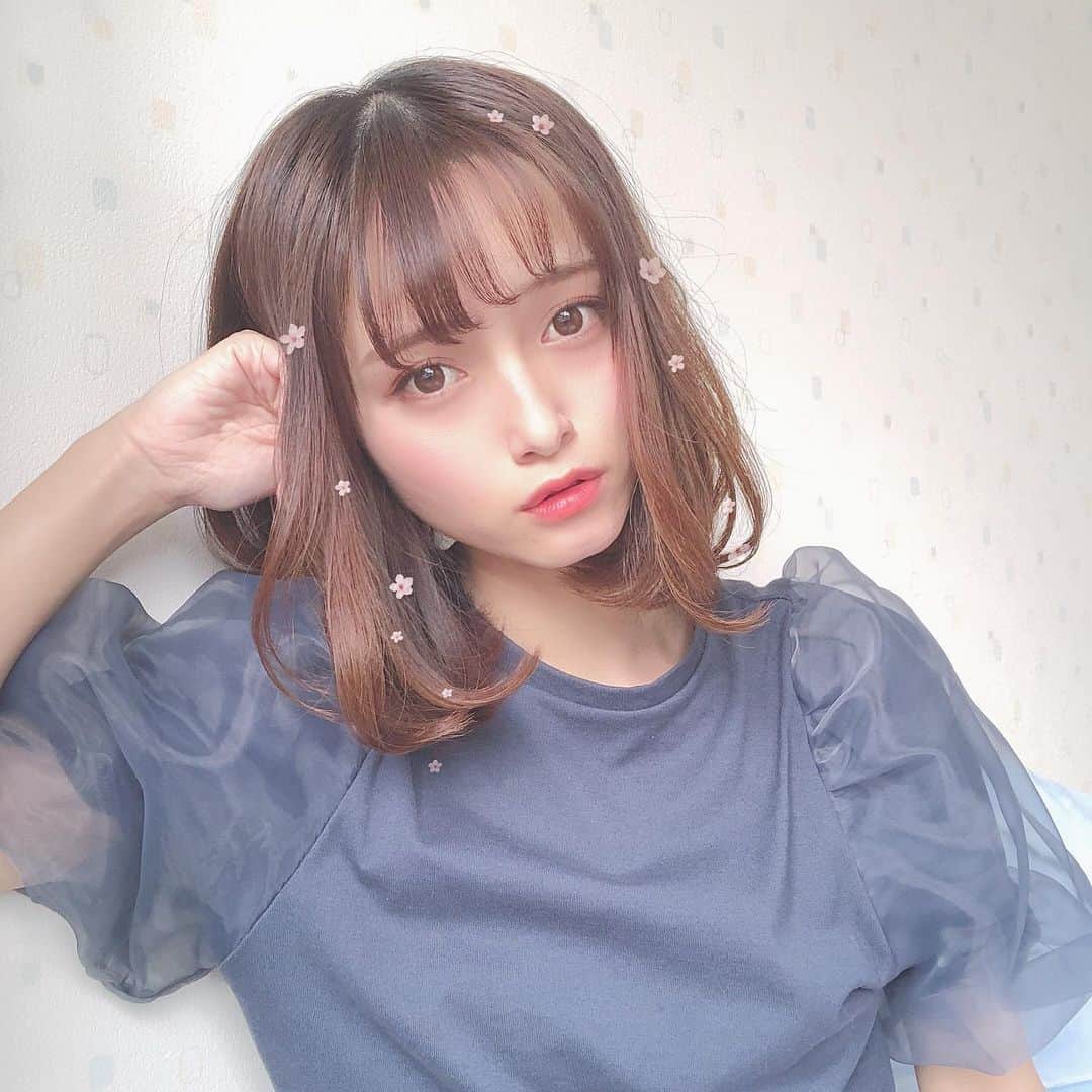 三田寺円のインスタグラム：「仕事お休み だったから久しぶりに 髪の毛巻いてみた🥺 おうち時間 みんな何してるんだろう🐈💭 . #おうち時間 #巻き髪 #眠い」