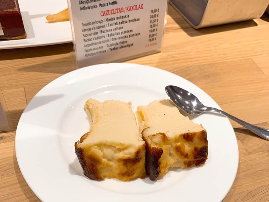 熊澤枝里子さんのインスタグラム写真 - (熊澤枝里子Instagram)「『クマーニャ』へようこそ🤗笑  スペイン・バスクの『ラ・ヴィーニャ』風チーズケーキを作ってみたよ🙌🧀 初めて作ったけど、めっちゃ簡単で美味しい！！！😋👌 10分でできたよ！（焼き時間は別） こりゃ定番おやつになりそう✨ ・ ・ ・ 去年スペインのバスクに行ったんだけど、その時にラヴィーニャで本場のバスクチーズケーキを食べてきたよ。 その写真が4枚目。 ちなみに本場の味は、更にスフレみたいなフルフル感で、ちょっとだけ塩味がありながらもサッパリしてた気がする！また行きたいなぁー🥺 ・ ・ ・ レシピは沢山の方が上げてたものを、いくつか見て参考にさせてもらいつつMIXしながら、家にある分量で 作りました🙌 ・ 参考までに私が作った分量を載せておくね！ ・ 15cmの丸型（高さ6cm）  クリームチーズ・・・200g 砂糖・・・80g 卵・・・2個 薄力粉・・・大さじ1 生クリーム・・・200g  作り方は簡単で、 ①クリームチーズから上から順に1つずつ材料を加え混ぜていく。 ②型にクッキングシートを敷く。（クッキングシートは濡らしてグシャっとしたら柔らかくなって型にフィットしやすい。） ③220度のオーブンで40分焼く。 粗熱をとって、少々冷蔵庫に入れ完成！ ・ 美味しくて、うっかり一日で食べきりそうだったけど、我慢して2日に分けて食べます🤤 ・ ・ ・ #おうち時間  #バスクチーズケーキ  #ラヴィーニャ  #手作りお菓子  #kumakoの美容薬膳  #stayhome」4月24日 17時36分 - kumazawa_eriko