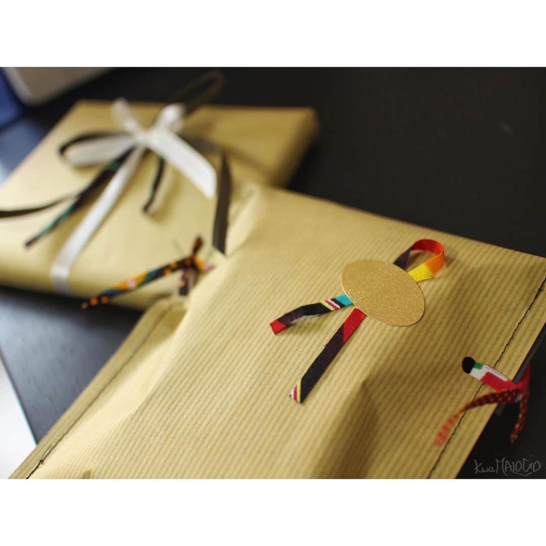 kwa MALOGOのインスタグラム：「【プレゼント🎁】 .  ウェブショップで"ラッピング希望”ご指定の場合、 当店では決まった包装は無くいつもその商品の形、大きさ、配送方法等に合わせて贈り主様、そして贈り相手様がともにHAPPYな気持ちになるよう心を込めてラッピングさせて頂いています😊 .  今回は、 右手前は珈琲車トランクとのコラボ商品の”自家焙煎珈琲ドリップバッグset”。 . ↑ついこのために包装紙をガタガタミシンで縫ってしまいました😝 .  左奥は”アフリカ布マスク”2枚を箱に入れて包装してみました☆ .  誰かの為のプレゼント包装は楽しい反面、ドキドキする💓 良い意味でも悪い意味でも(笑) .  喜んでもらえたら嬉しいな〜☆ そしてそんなプレゼントに当店のアイテムを選んで頂きありがとうございます🎁🙇‍♂️ .  #ラッピングむずかしい  #心を込めて  #ラッピング #アフリカ布 #アフリカ布マスク  #自家焙煎珈琲 #ドリップバッグコーヒー @roasterytrunk  #イロのある生活  #吹田市 #千里山 #緑地公園  #アフリカ雑貨  #kwamalogo  #giftwrapping #africanprint #africanfabric #mask #barakoa #dripcoffeebag #colorfullife」