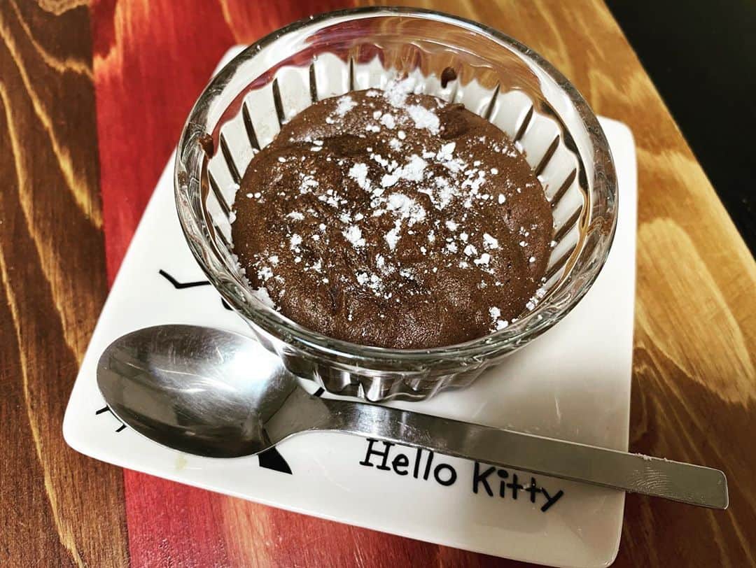 水村リアさんのインスタグラム写真 - (水村リアInstagram)「#自分の機嫌は自分で取る﻿ ﻿ ﻿ ストレス解消の方法ってなんですか？😗﻿ ﻿ わたしの場合、﻿ サーキットでぼーっと走行を見る(音付き﻿ コスメを買う(主にリップ﻿ パンを作る(捏ねると無心﻿ 食べる(だから太る﻿ ですかね。﻿ ﻿ ﻿ 昨日は自分の機嫌だけを取るために﻿ 自分の分だけ！﻿ 一個だけ！﻿ フォンダンショコラを作って食べました😋﻿ ﻿ ﻿ ●Meijiの板チョコ　ビター　半分(25gぐらい﻿ ●バター　20g (無塩しかなかったので無塩﻿ ●砂糖　　5g﻿ ●薄力粉　大さじ2﻿ ●甘くない純ココアパウダー　大さじ1﻿ ●溶いた卵　半分ぐらい﻿ ﻿ ①チョコとバターを耐熱ボールに入れて電チン﻿ ②溶けたら砂糖入れてよく混ぜ合わせる﻿ ③卵液を入れてよく混ぜる﻿ ④薄力粉とココアパウダーを入れる﻿ (手間をかけるなら茶こしでもいいのでふるう)﻿ ﻿ ﻿ ココットに入れて、﻿ 180度予熱したオーブンで11分(我が家はね﻿ ﻿ ﻿ 焼き加減はオーブンによると思うので﻿ ↓﻿ 表面が﻿ 「あれ？これはスリックでギリいけるんじゃ？」﻿ ってぐらいの濡れ感に見えたらOK。﻿ 表面が完全スリックコンディションだと、﻿ 中身は完全ドライですw﻿ 中がいい感じにトロトロを目指すなら、﻿ 乾き切る前の路面のイメージを目指しましょう。﻿ ﻿ ﻿ ﻿ え？w﻿ ﻿ ⑤粉砂糖があれば映え的に散らす﻿ (なければ正直小麦粉パラパラでも可愛いわ﻿ ﻿ 作り始めから出来上がりまで、20分かかりません。﻿ なので作って一人で食べたことも、﻿ 家族にはバレません。﻿ ﻿ 思い立ったら是非😇﻿ ﻿ ﻿ ﻿ 大丈夫そう﻿ なんとかなりそう﻿ と言われがちなわたしですが﻿ 頼りたい助けて欲しい時もあります😂﻿ ただ言うのが苦手なだけです！﻿ ﻿ ﻿ ・﻿ ・﻿ ・﻿ #フォンダンショコラ　#即席フォンダンショコラ﻿ #即席デザート　#一人分デザート﻿ #独占デザート　#🍫﻿ #甘党﻿ #leahssweettoothoftheday」4月24日 17時34分 - leah_mizumura
