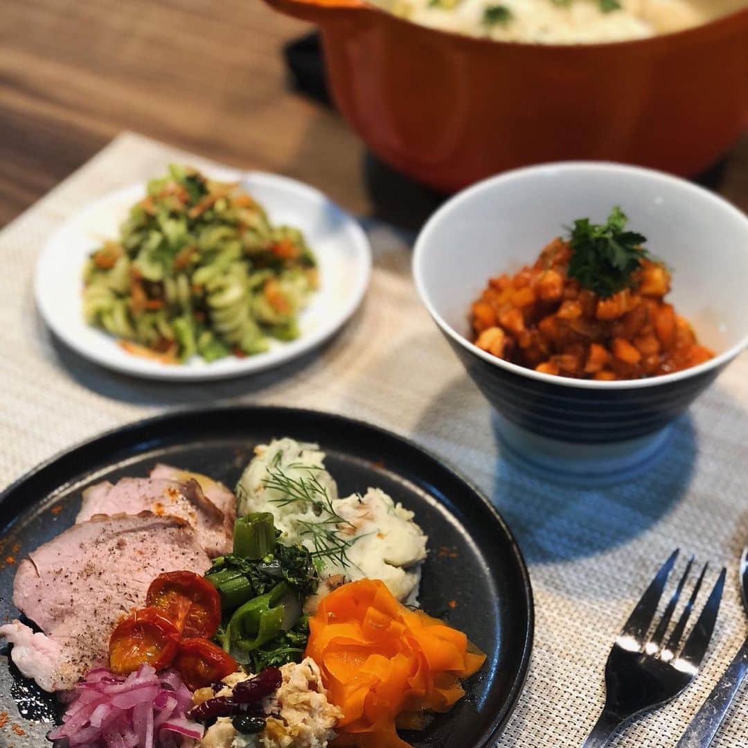 亀恭子のインスタグラム：「主人はwork from home. 子供も毎日家にいて、 家族のご飯を3食作ってます。 . . . そろそろ、 お家の味にも（というか自分の味にも）飽きてきたので… . . @sharedine_official  で作り置きのオーダーをしました。 (前回、ホームパーティでお世話になりました。) . . プロの味で外食気分を味わいつつ、 子供も喜ぶメニューも入れてもらいました。 . . 私もエプロンを着けるのは久しぶりにお休み。 気分転換にもなっておススメです❤︎ . . #シェアダイン #出張シェフ #出張料理 #作り置き #おうちごはん #おうち時間 #stayhome #ママお疲れ様です #エプロンを 百恵ちゃんばりにそっと置きました」