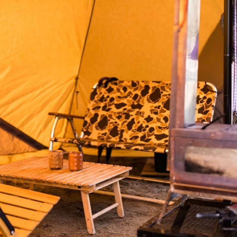 キャンプ情報サイト［ランタン］さんのインスタグラム写真 - (キャンプ情報サイト［ランタン］Instagram)「CAMP SMILE STYLE ／ ワンポールテントを2つ 立ててリビングと寝室に ＼ いろんなキャンパーのキャンプスタイルを現地取材と一般キャンパーからの投稿で数多く掲載してます。 . . 詳しくは @lantern.camp  webサイトをご覧ください . . #camp #camping #outdoor #travel #trip #lantern_smile #nature #キャンプ #キャンプ用品 #アウトドア #テント #自然 #旅行 #キャンプ初心者  #キャンプ好きな人と繋がりたい #青川峡キャンピングパーク #三重県 #いなべ市 #薪ストーブ #ハリケーンランタン #サーカスtc #テンマクデザイン #ファミリーキャンプ #ファミキャン #デイツ」4月24日 17時45分 - lantern.camp